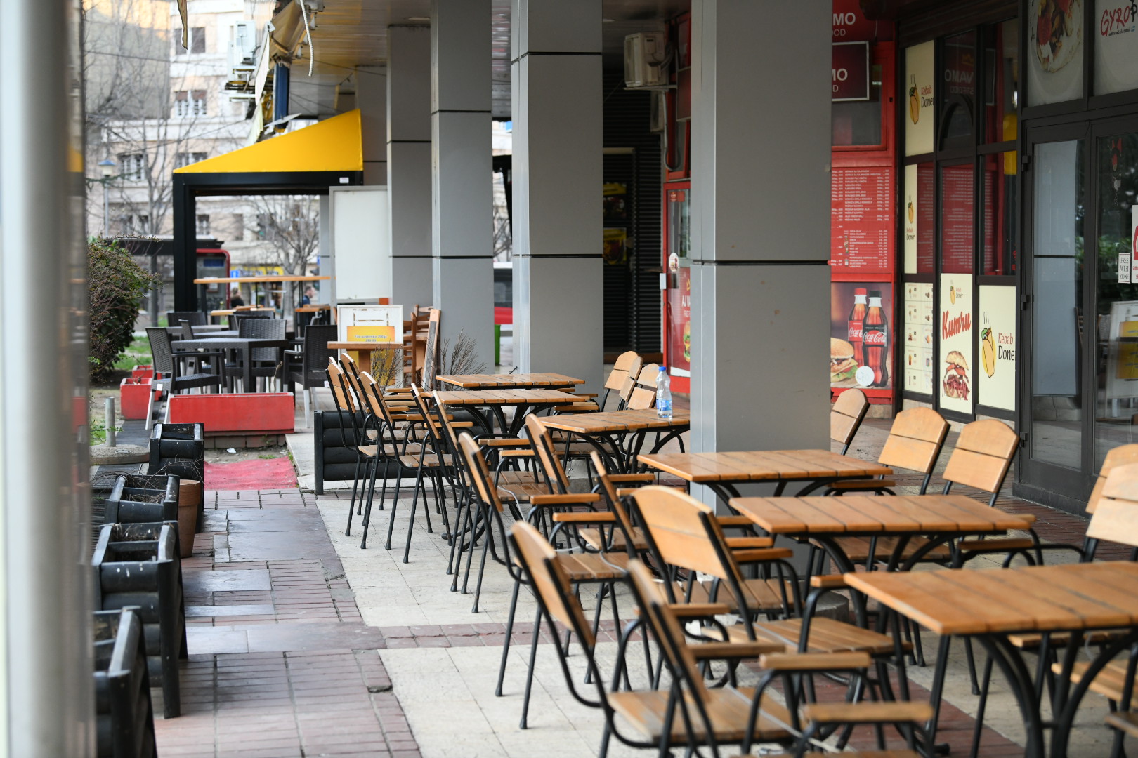 Beograd 18.03.2020. Prazan kafić, prazna bašta kafića. Vanredno stanje, koronavirus, coronavirus, ulice, grad, dan, ljudi u gradu, pokrivalice Foto: Vesna Lalić/Nova.rs