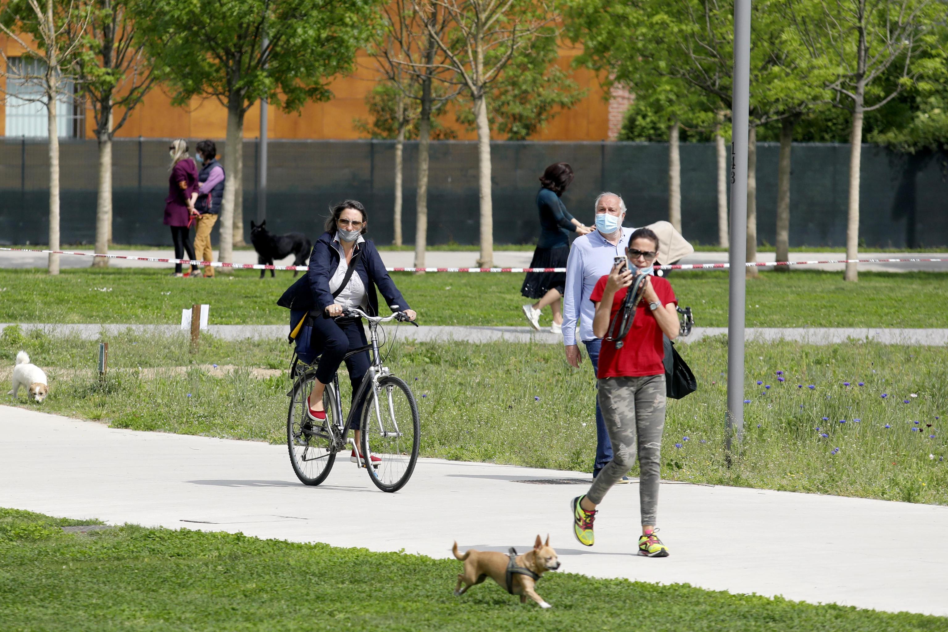 epa08371658 Daily life in Turin, Italy, 19 April 2020. Countries around the world are taking increased measures to stem the widespread of the SARS-CoV-2 coronavirus which causes the Covid-19 disease.  EPA-EFE/ALESSANDRO DI MARCO