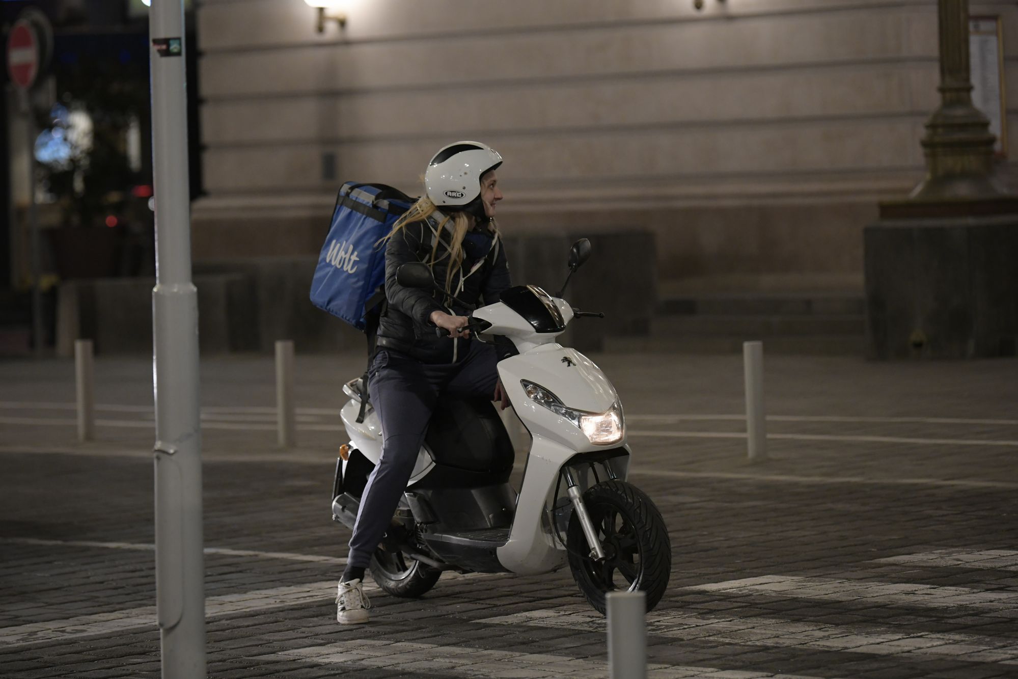 Beograd 18.03.2020. Dostava hrane, volt, wolt, skuter. Pred početak policijskog časa, grad, ulice, ljudi, vanredno stanje, koronavirus Foto: Goran Srdanov/Nova.rs