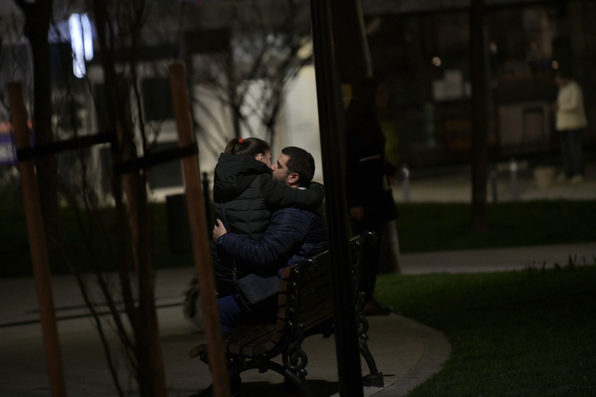 Beograd 18.03.2020. Par, zaljubljeni par, ljubljenje. Pred početak policijskog časa, grad, ulice, ljudi, vanredno stanje, koronavirus Foto: Goran Srdanov/Nova.rs