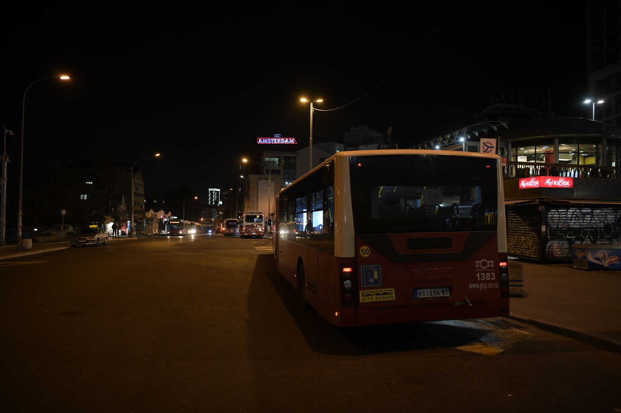 Beograd 18.03.2020. Zeleni venac. Pred početak policijskog časa, grad, ulice, ljudi, vanredno stanje, koronavirus Foto: Goran Srdanov/Nova.rs