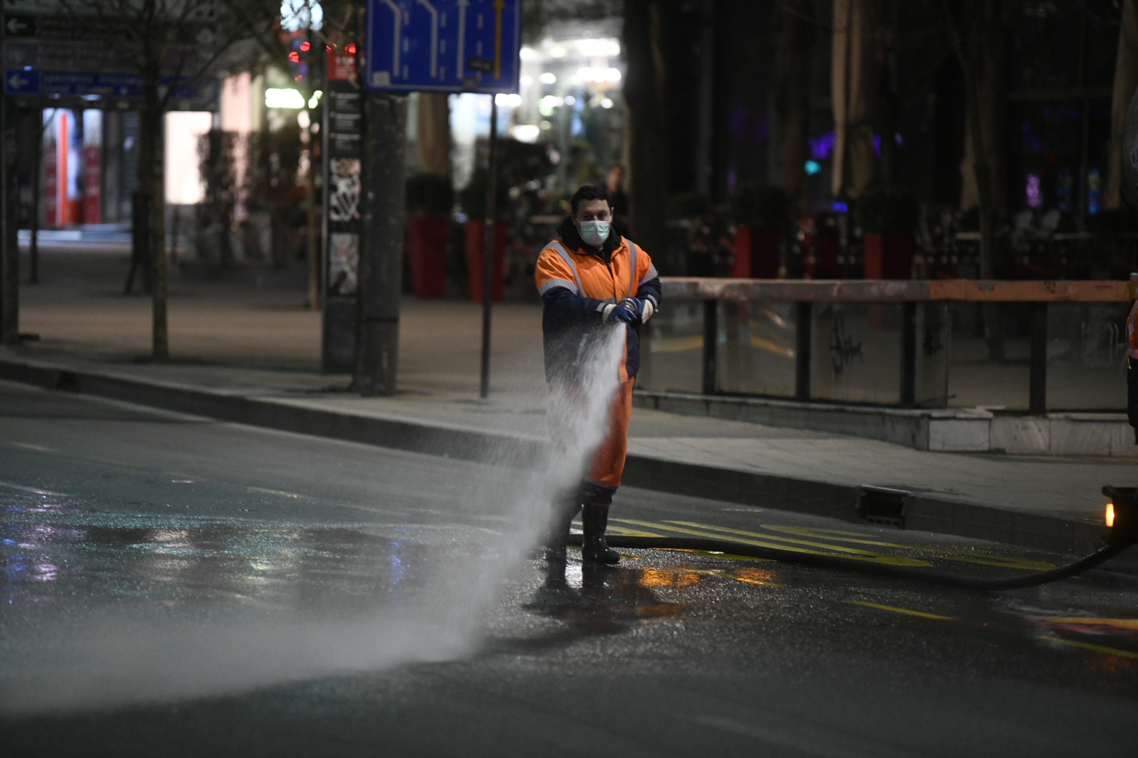 Beograd 18.03.2020. Terazije. Dezinfekcija ulica, pranje ulica, šmrk, gradska čistoća, đubretari, policijski čas, vanredno stanje, koronavirus Foto: Nemanja Jovanović/Nova.rs