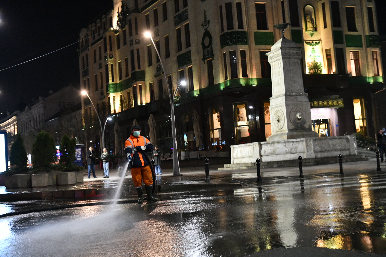 Beograd 18.03.2020. Terazije. Dezinfekcija ulica, pranje ulica, šmrk, gradska čistoća, đubretari, policijski čas, vanredno stanje, koronavirus Foto: Vladislav Mitić/Nova.rs