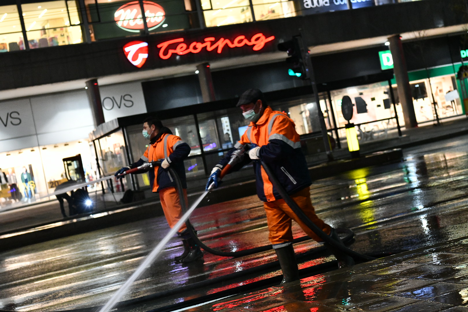 Beograd 18.03.2020. Terazije. Dezinfekcija ulica, pranje ulica, šmrk, gradska čistoća, đubretari, policijski čas, vanredno stanje, koronavirus Foto: Vladislav Mitić/Nova.rs