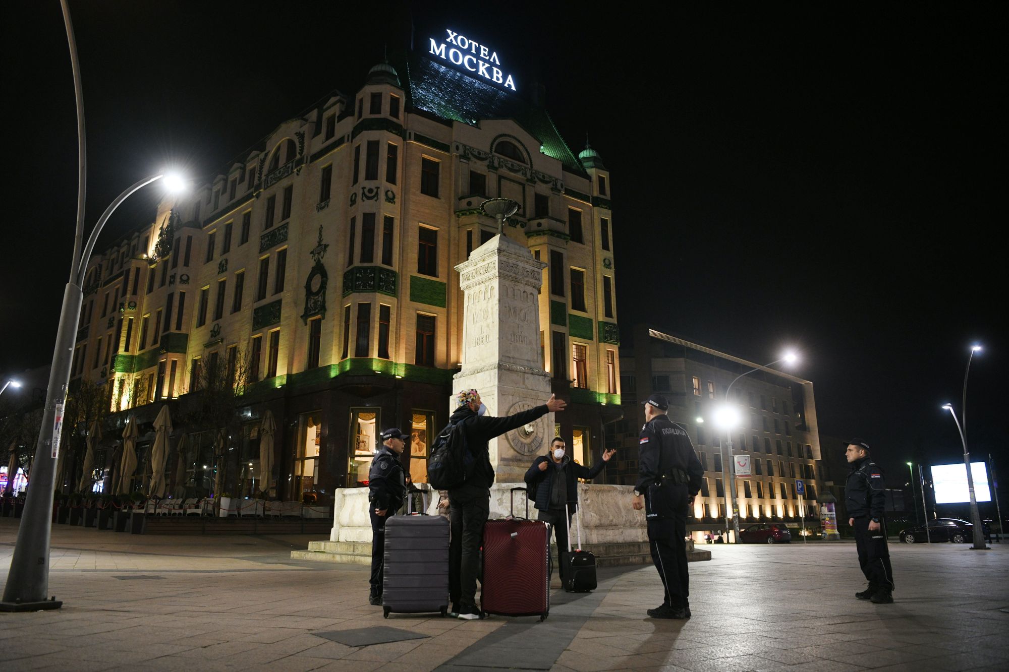 Beograd 19.03.2020. Policijski čas, vanredno stanje, grad, prazan grad, prazne ulice, prazna ulica, policija, kontrola, Terazije, koferi, putnici,  Foto: Filip Krainčanić/Nova.rs