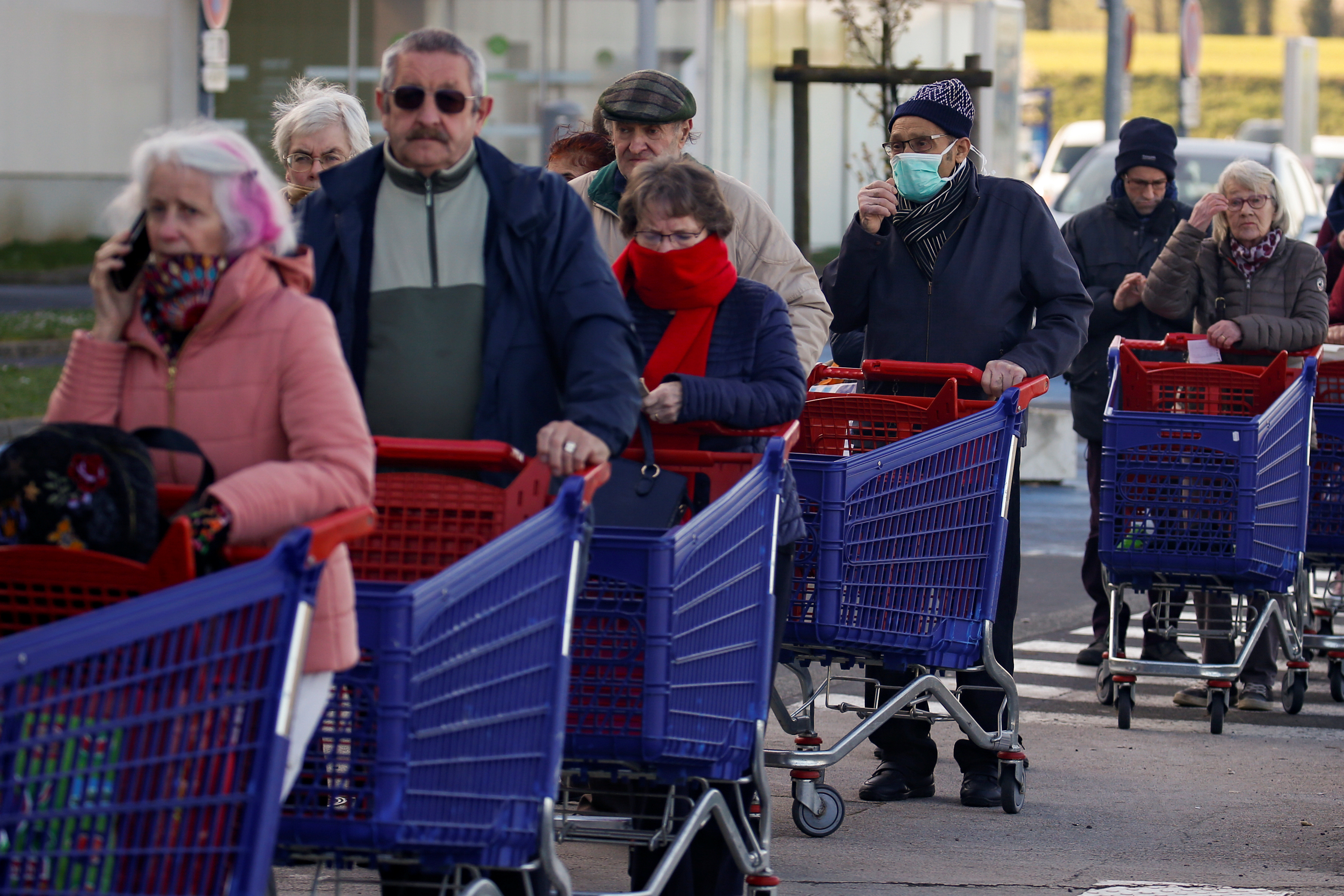 Francuska, Kambraj, redovi, korona, People stand in a queue to enter a Cora supermarket before a lockdown imposed to slow the rate of the coronavirus disease (COVID-19) at midday in Cambrai, France, March 17, 2020. REUTERS/Pascal Rossignol - RC2LLF9M72ST