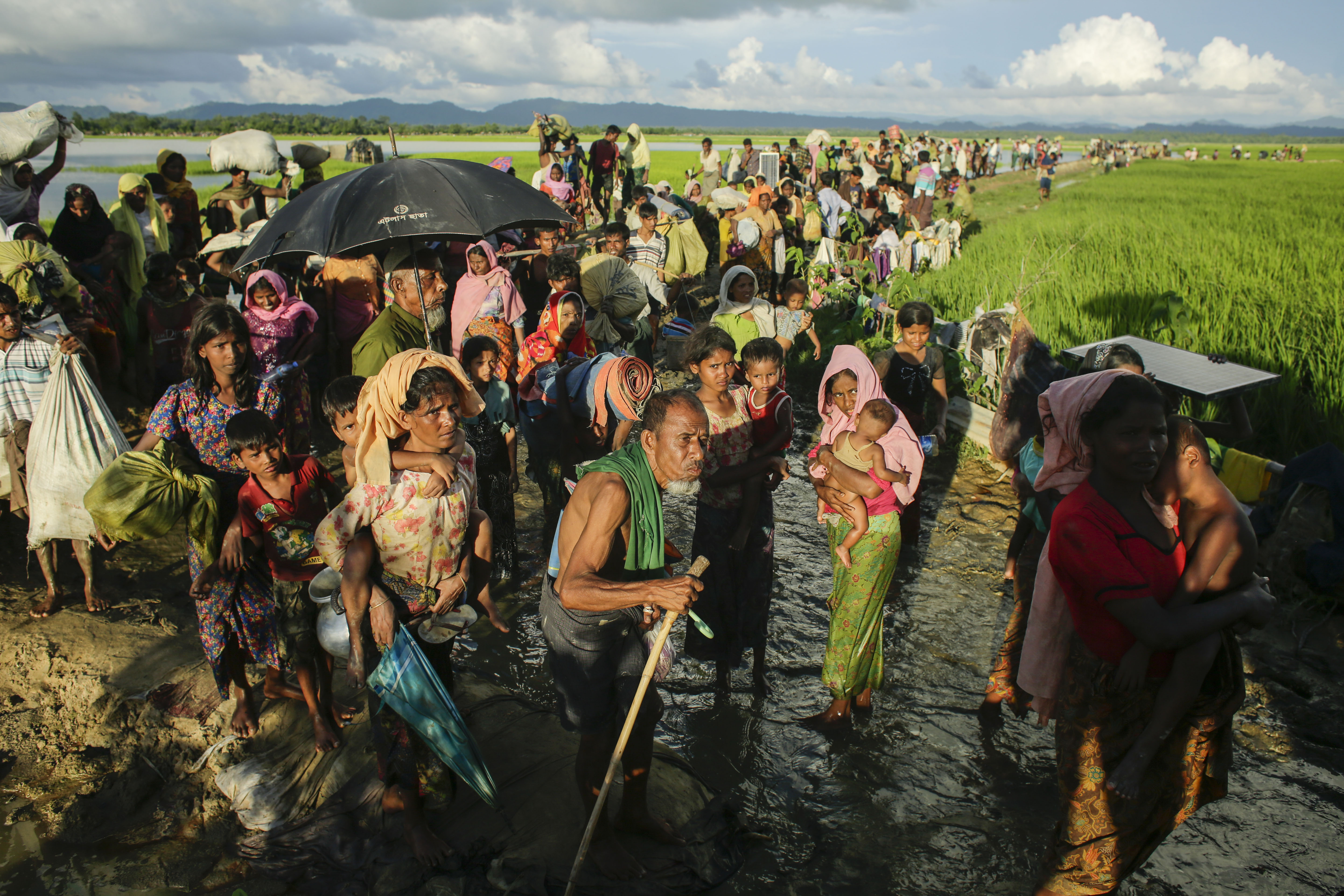 epa08095880 PICTURES OF THE DECADE 
Hundreds of Rohingya refugees enter Bangladesh from Budichong, Myanmar through the Palongkhali border in Cox's Bazar, Bangladesh, 09 October 2017, after crossing the Naf river.  EPA-EFE/ABIR ABDULLAH