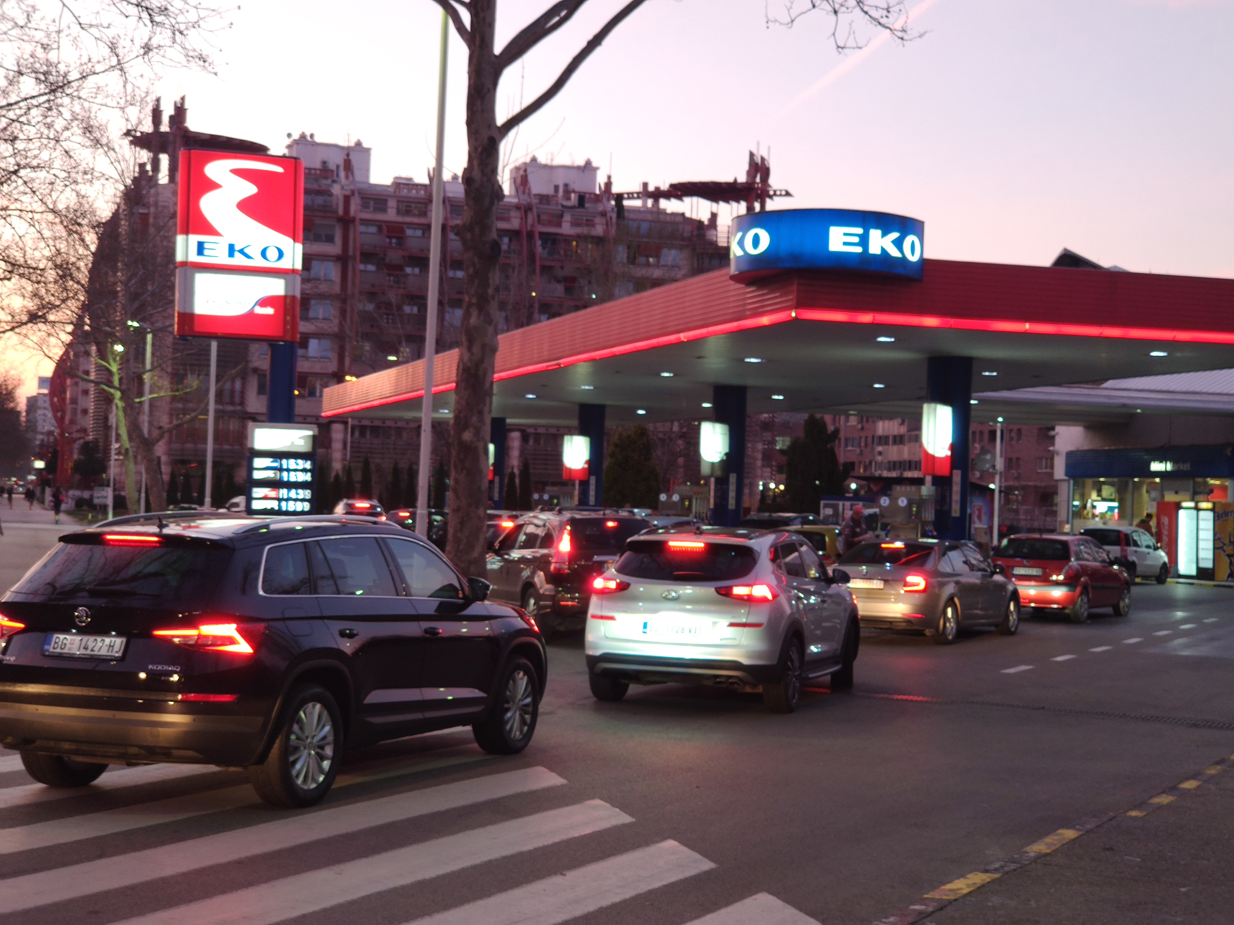 Beograd 19.03.2020. Benzinska pumpa, benzinska stanica, gužva, automobili, gorivo, benzin Foto: Goran Srdanov/Nova.rs