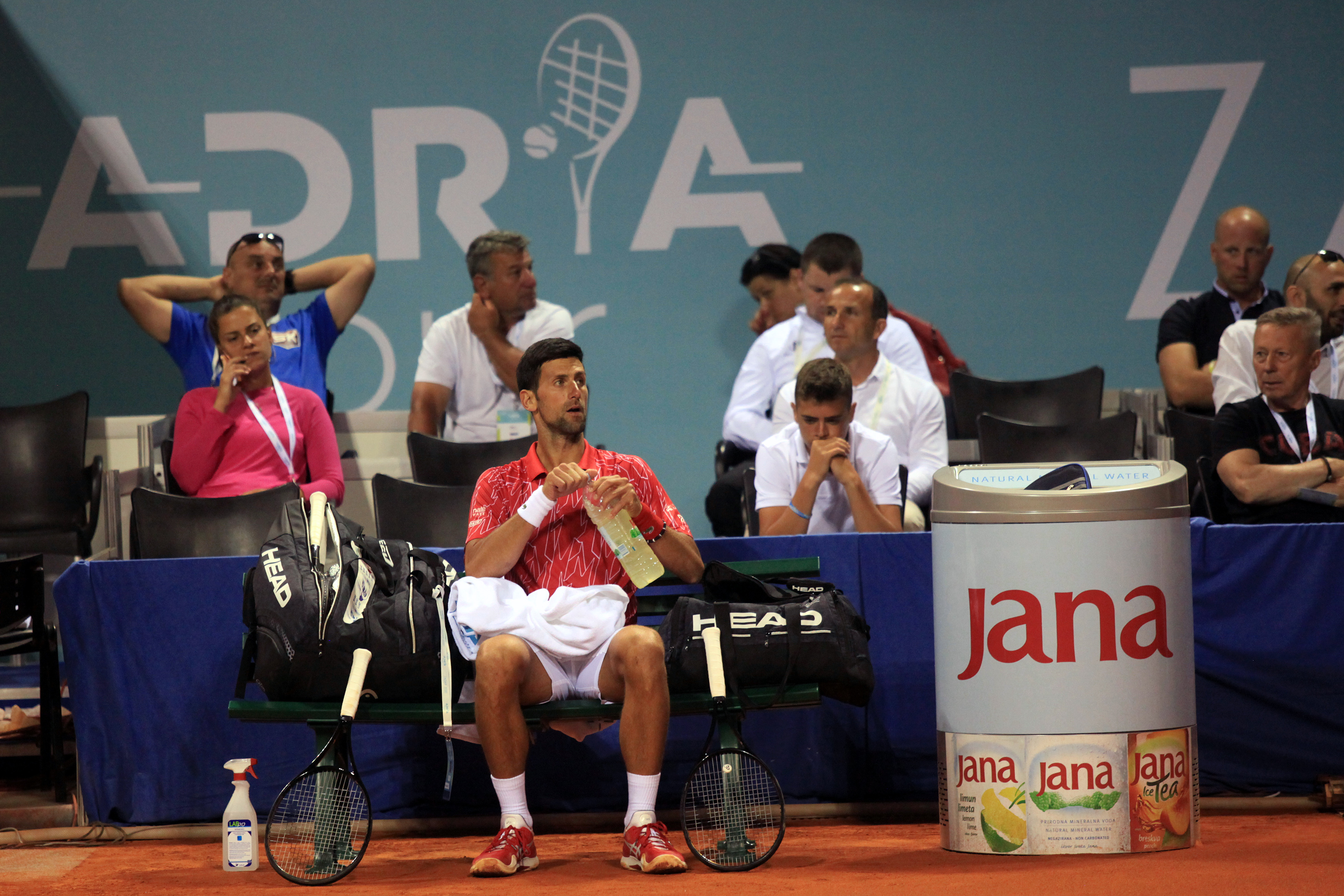 Zadar, 20.06. 2020.- U ŠRC Višnjik od 19. - 216. igra se prvo kolo Adria Toura. Sedmi meč dana odigrali su Borna Ćorić i Novak Đoković.
Foto: HTS/Mario ĆUŽIĆ
