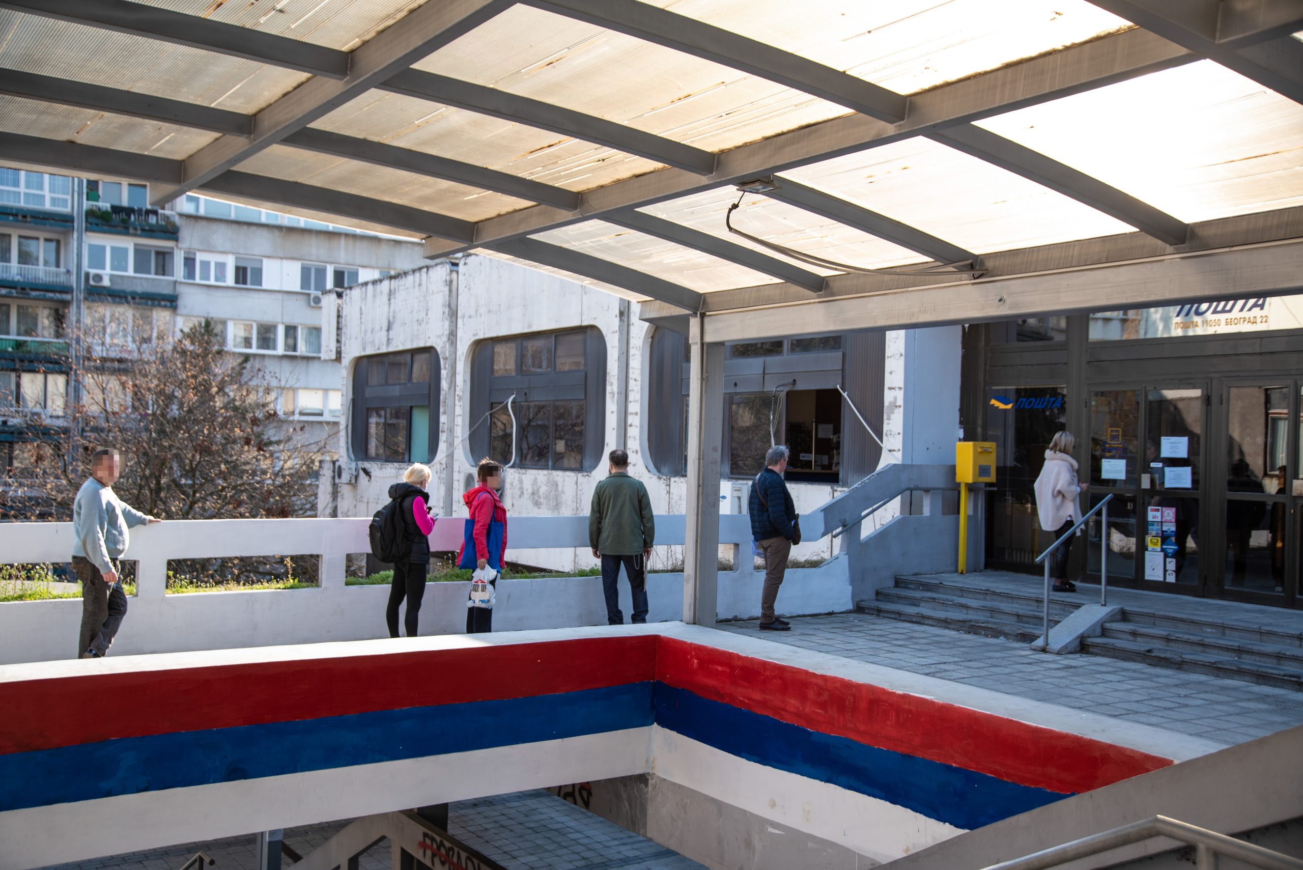 Beograd 19.03.2020. Konjarnik, Pošta na Konjarniku, penzioneri, zabrana izlaska starijima od 65 godina, penzioner, vanredno stanje, policijska zabrana, koronavirus Foto: Dragan Mujan/Nova.rs