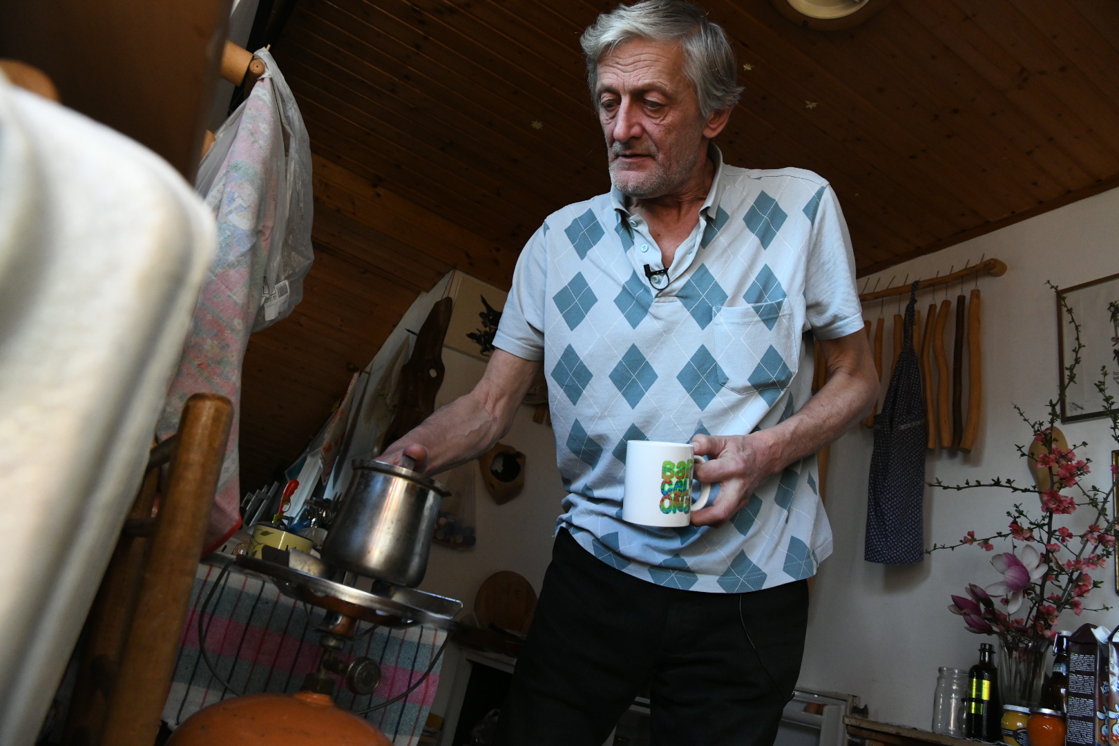 Beograd 20.03.2020. Dragan Čolaković, isekli mu struju na dan proglašenja vanrednog stanja, čovek bez struje, dugovanje Foto: Vesna Lalić/Nova.rs