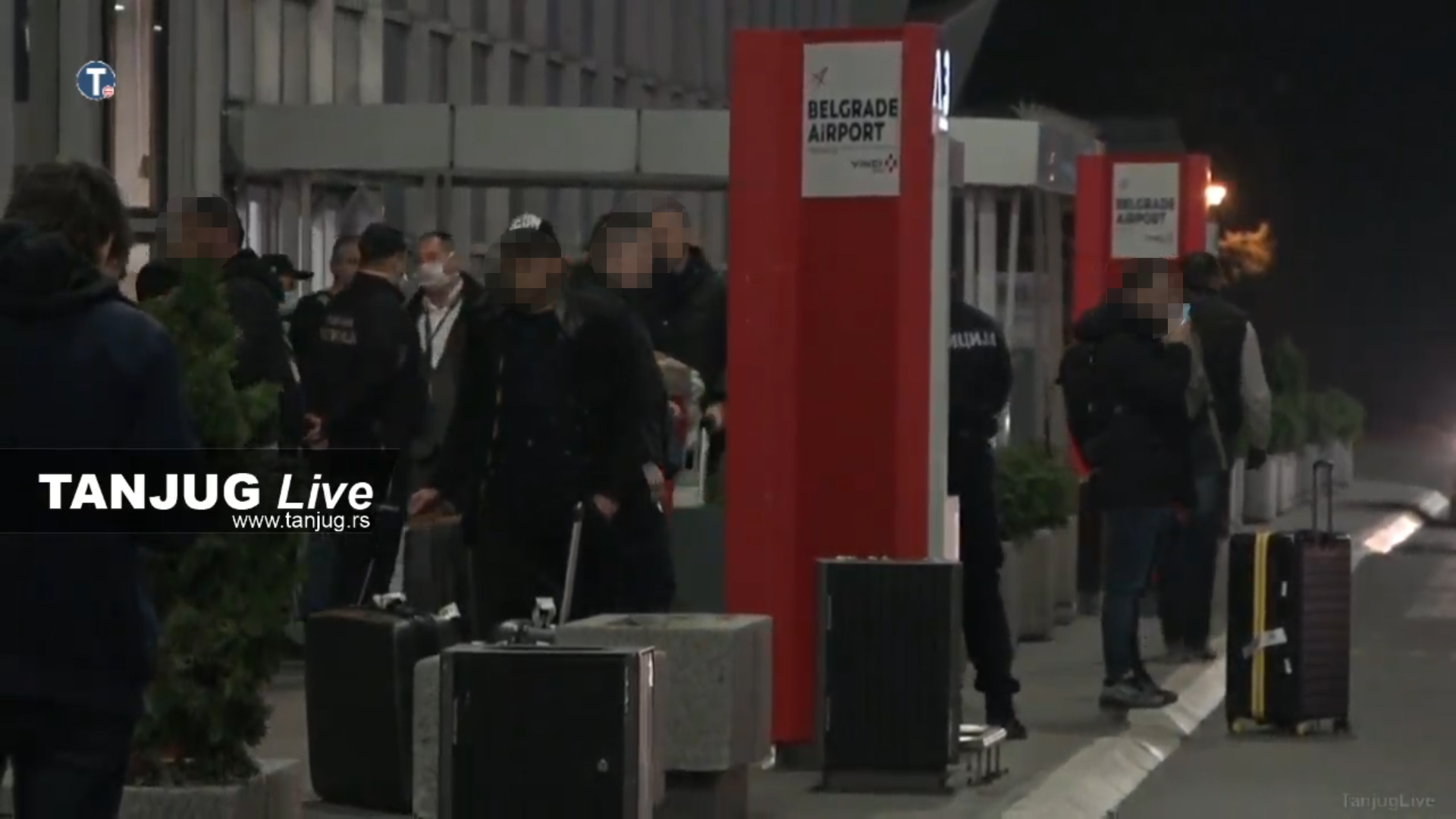 Beograd 20.03.2020. Povratak srpskih državljana iz inostranstva u organizaciji Vlade Srbije. Aerodrom Nikola Tesla, putnici Foto: Printscreen/YouTube/TANJUG Live