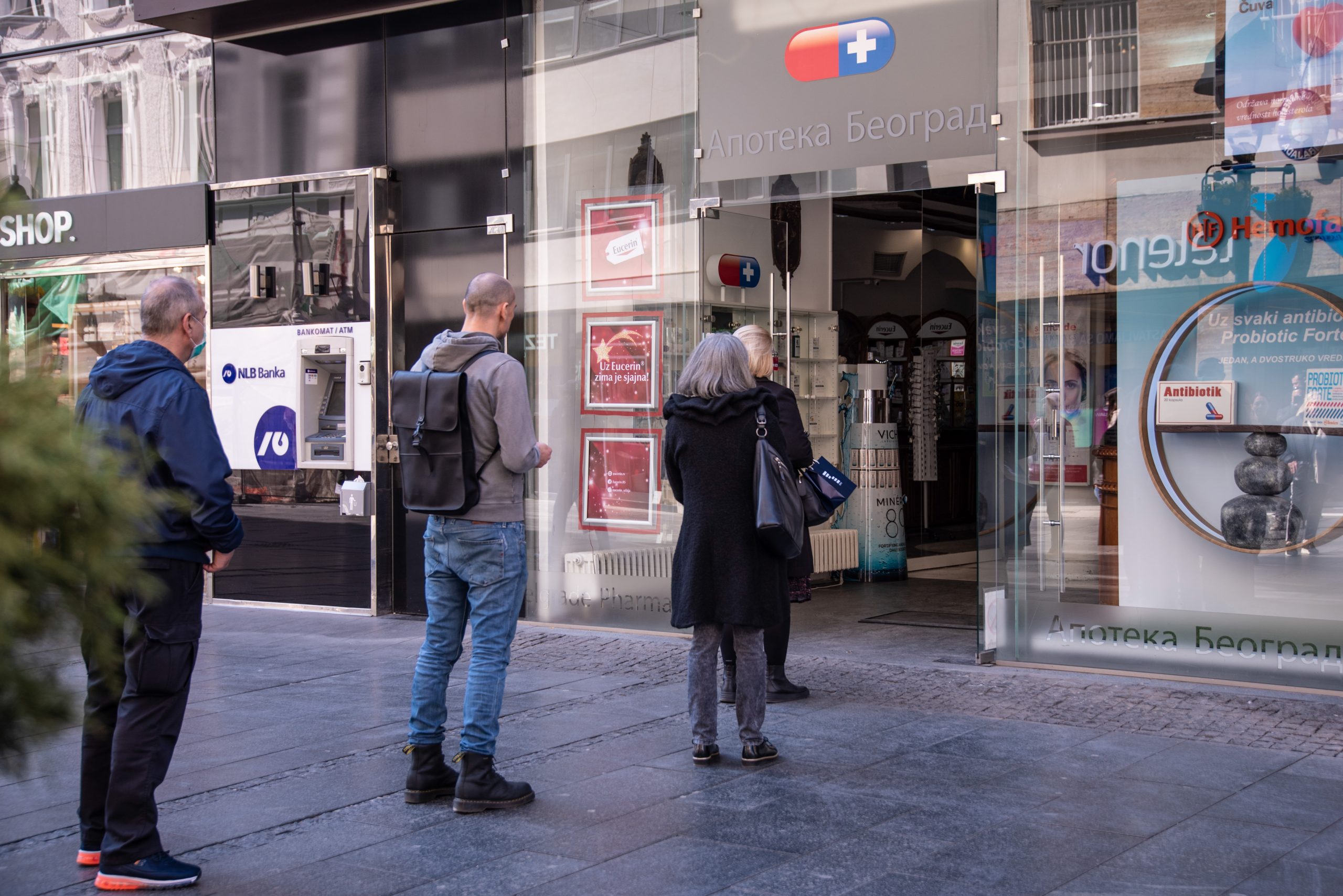 Beograd 18.03.2020. Apoteka, red ispred apoteke. Vanredno stanje, koronavirus, coronavirus, ulice, grad, dan, ljudi u gradu, pokrivalice Foto: Dragan Mujan/Nova.rs