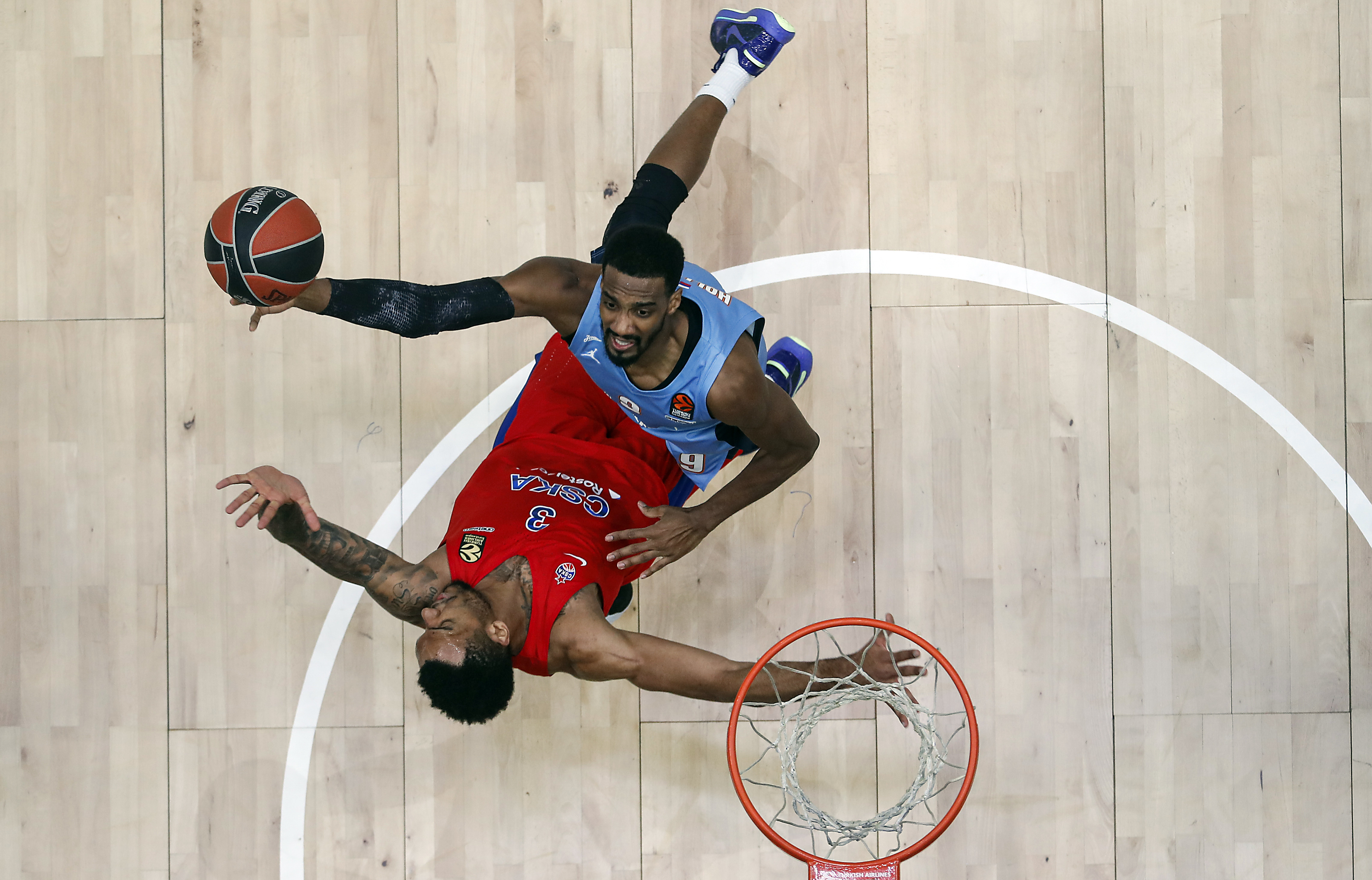 epaselect epa08267644 Joel Bolomboy (L) of CSKA Moscow in action against Austin Hollins (R) of St. Petersburg during the Euroleague basketball match between CSKA Moscow and Zenit St. Petersburg in Moscow, Russia, 03 March 2020.  EPA-EFE/SERGEI ILNITSKY