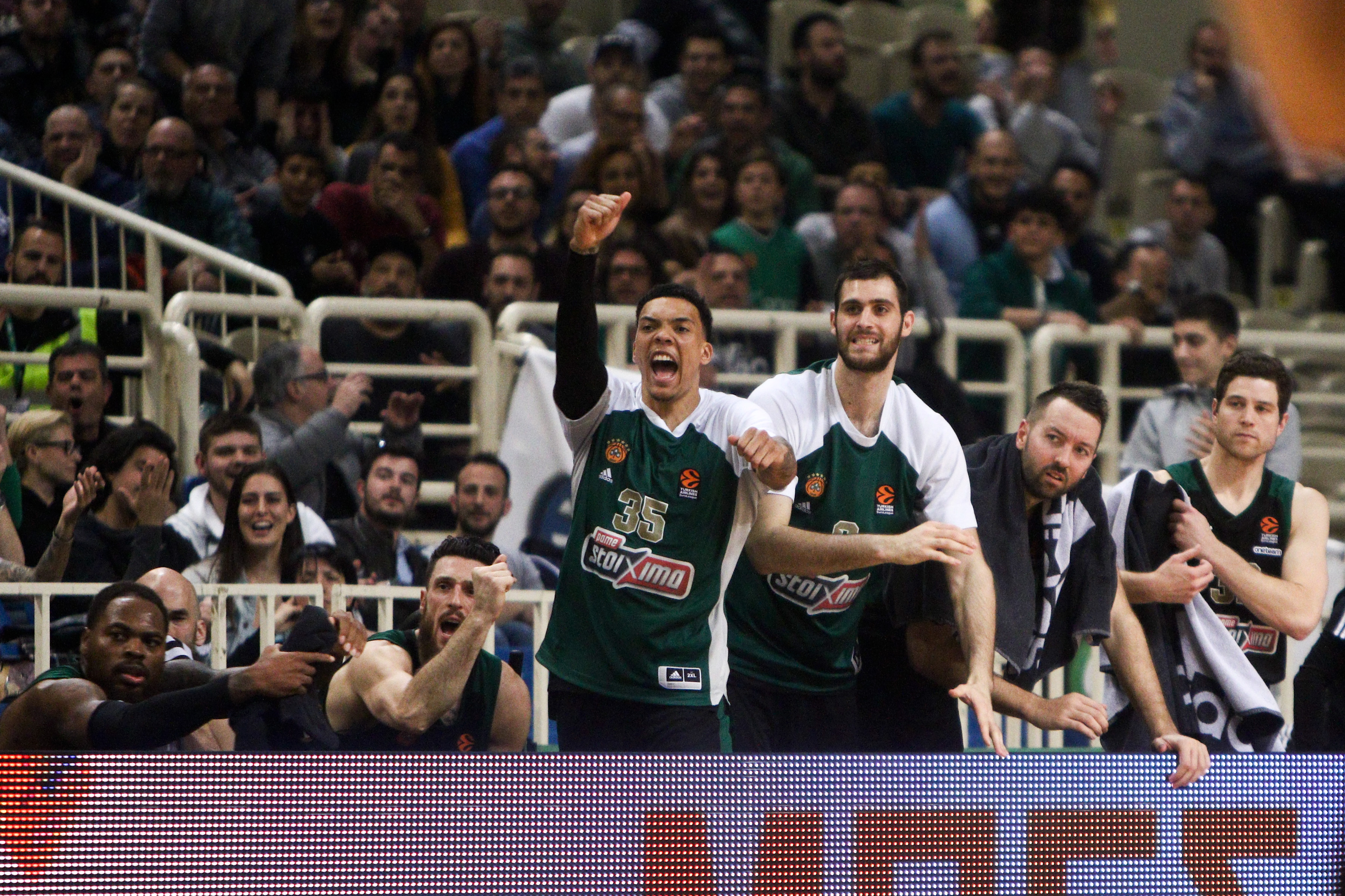 epa08273105 Panathinaikos players react during the Euroleague Basketball match between Panathinaikos? and CSKA Moscow held at OAKA in Athens, Greece, 05 March 2020.  EPA-EFE/GEORGIA PANAGOPOULOU