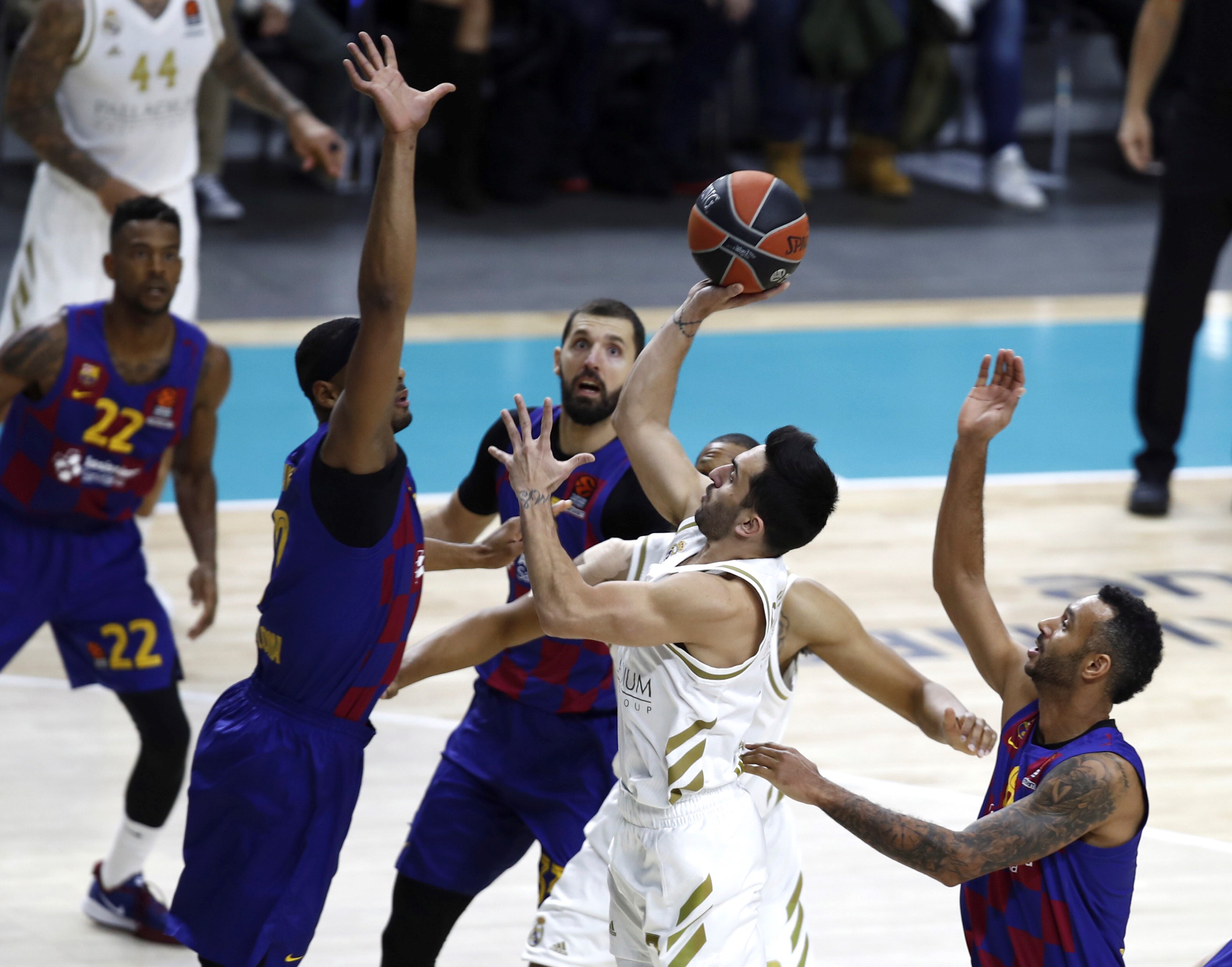 epa07996971 Real Madrid's guard Facundo Campazzo (C) in action during the Euroleague basketball match between Real Madrid and FC Barcelona Lassa at WiZink Center in Madrid, Spain, 14 November 2019.  EPA-EFE/Javier Lopez Hernandez