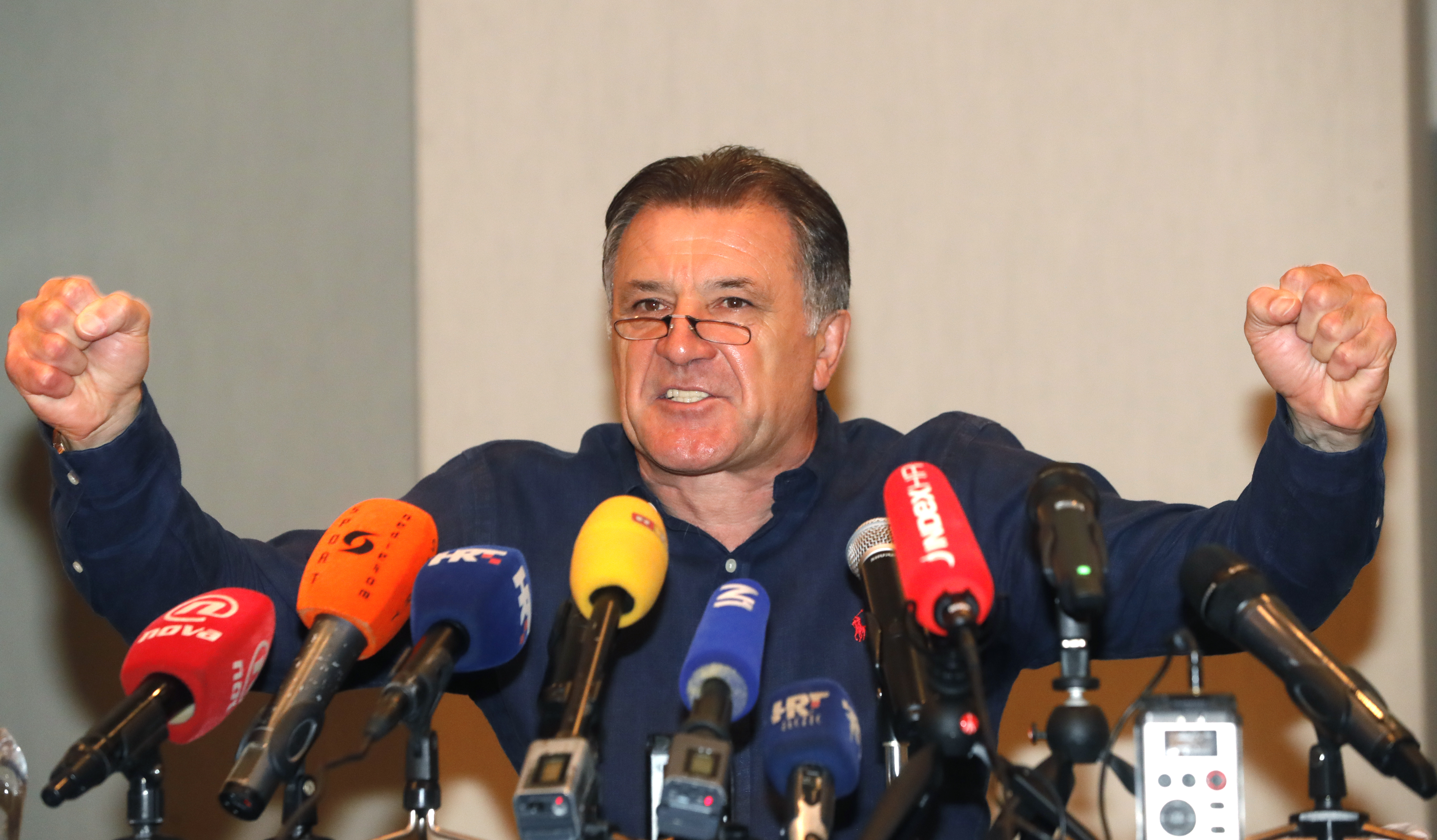 epa06045449 GNK Dinamo Zagreb soccer manager Zdravko Mamic speaks to the media during his extraordinary press conference in Zagreb, 23 June 2017, on his trial for corruption in Osijek last week.  EPA/ANTONIO BAT