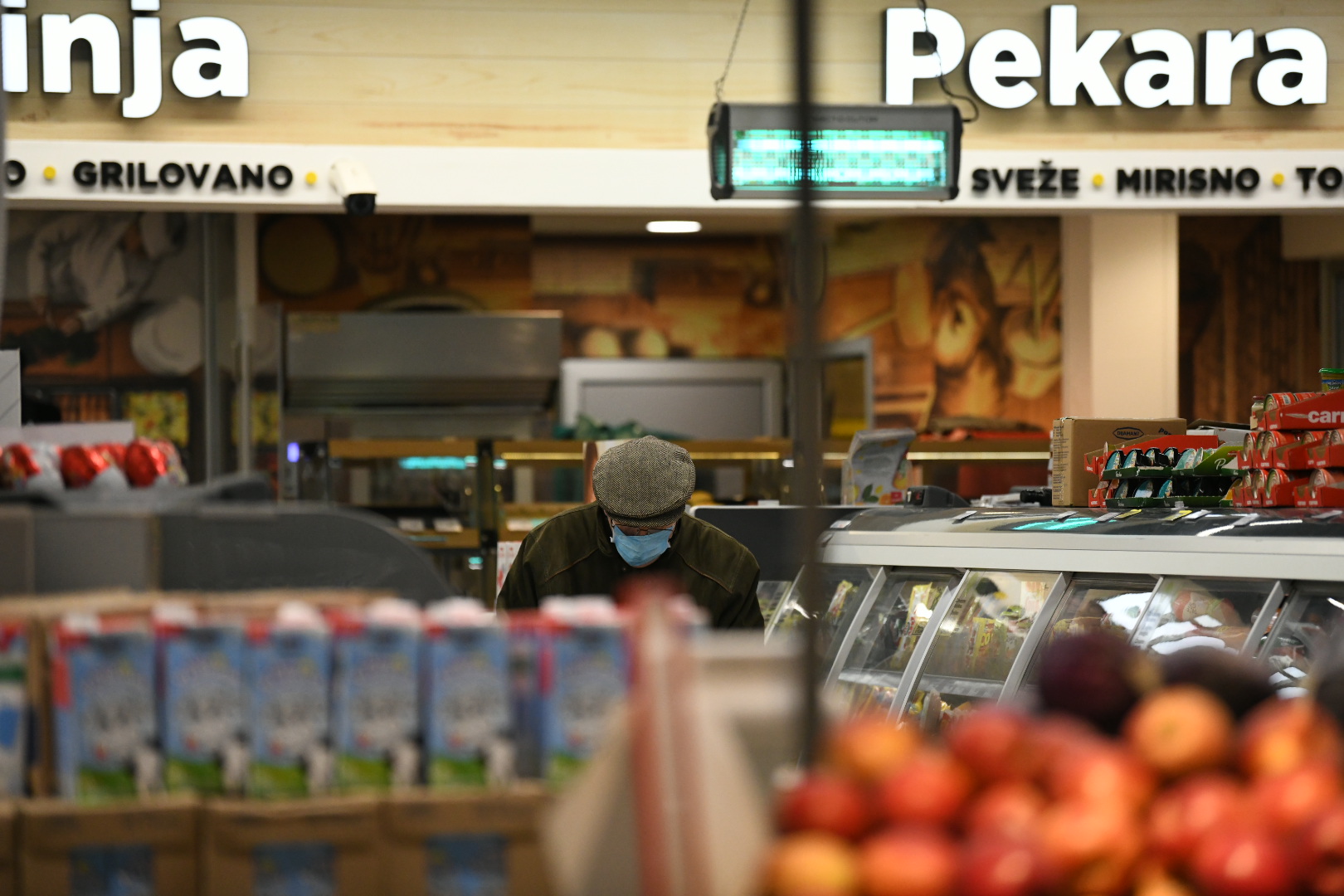 Beograd, 22.03.2020. Penzioneri, kupovina, nedelja, guzva, red, prodavnica, korona, koronavirus,