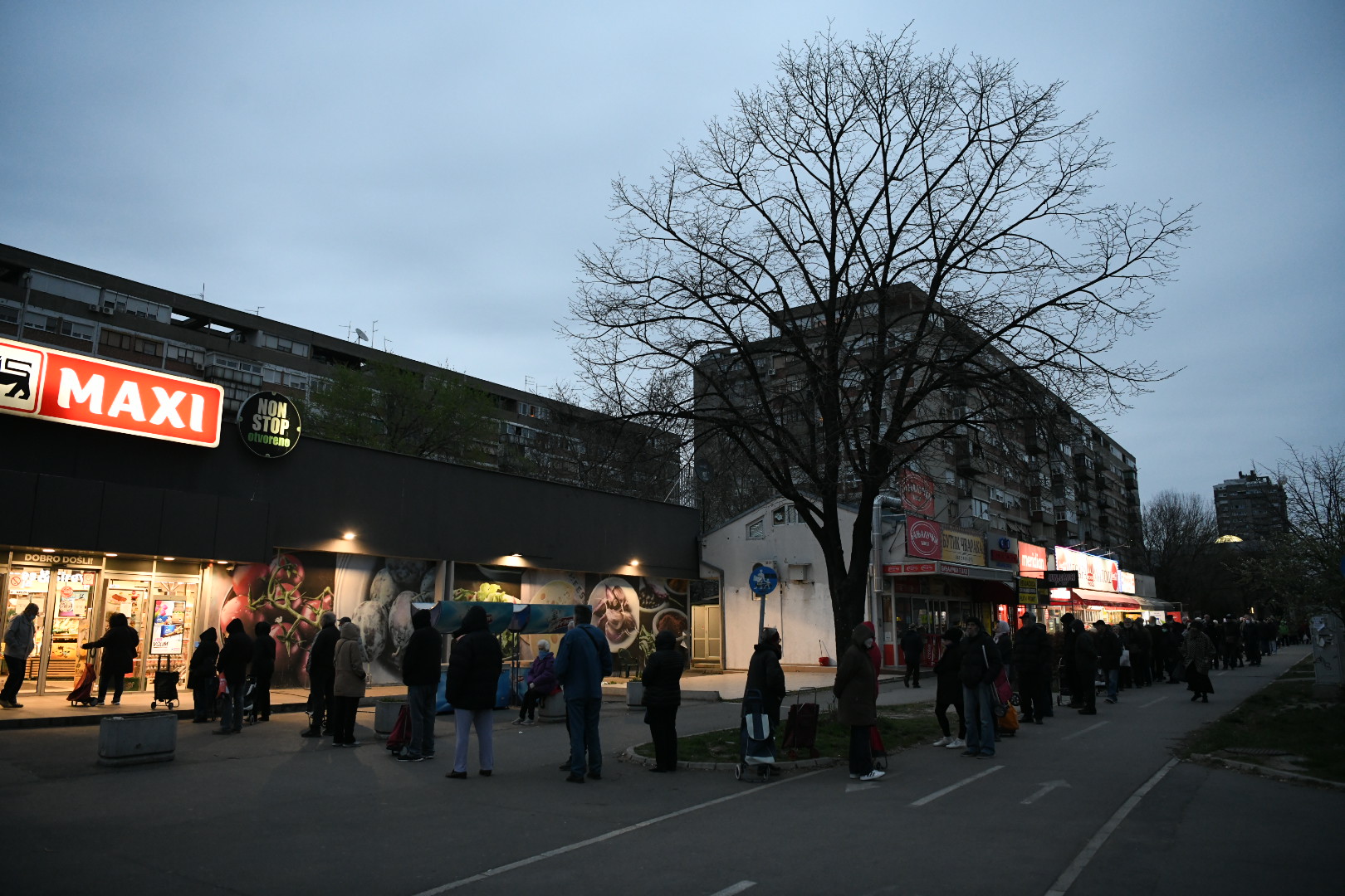 Beograd, 22.03.2020. Penzioneri, kupovina, nedelja, guzva, red, prodavnica, korona, koronavirus,