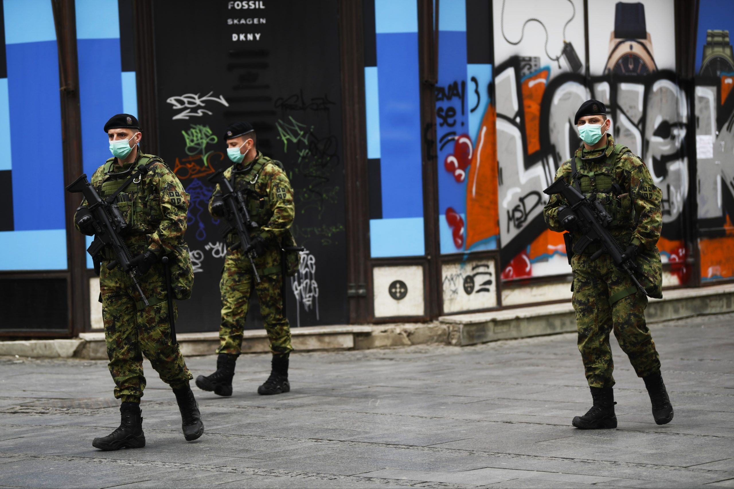 Beograd 22.02.2020. Beogradske ulice pred policijski čas uveden od 17 sati vanredno stanje usled pandemije koronavirusa, građani, zaštitne maske, Vojska Srbije patrola vojnici Foto:Nemanja Jovanović/Nova.rs