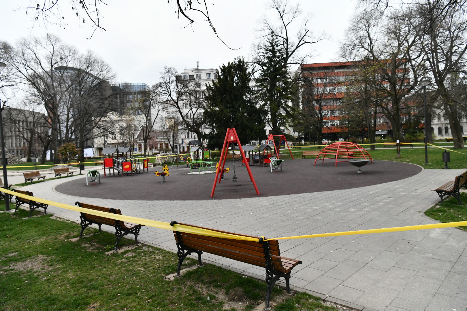 Beograd 22.03.2020. Beogradske ulice pred policijski čas uveden od 17 sati vanredno stanje usled pandemije koronavirusa, Pionirski park, prazan park, zatvoreno, prazno, žuta traka, dečije igralište, rekviziti Foto:Vladislav Mitić/Nova.rs