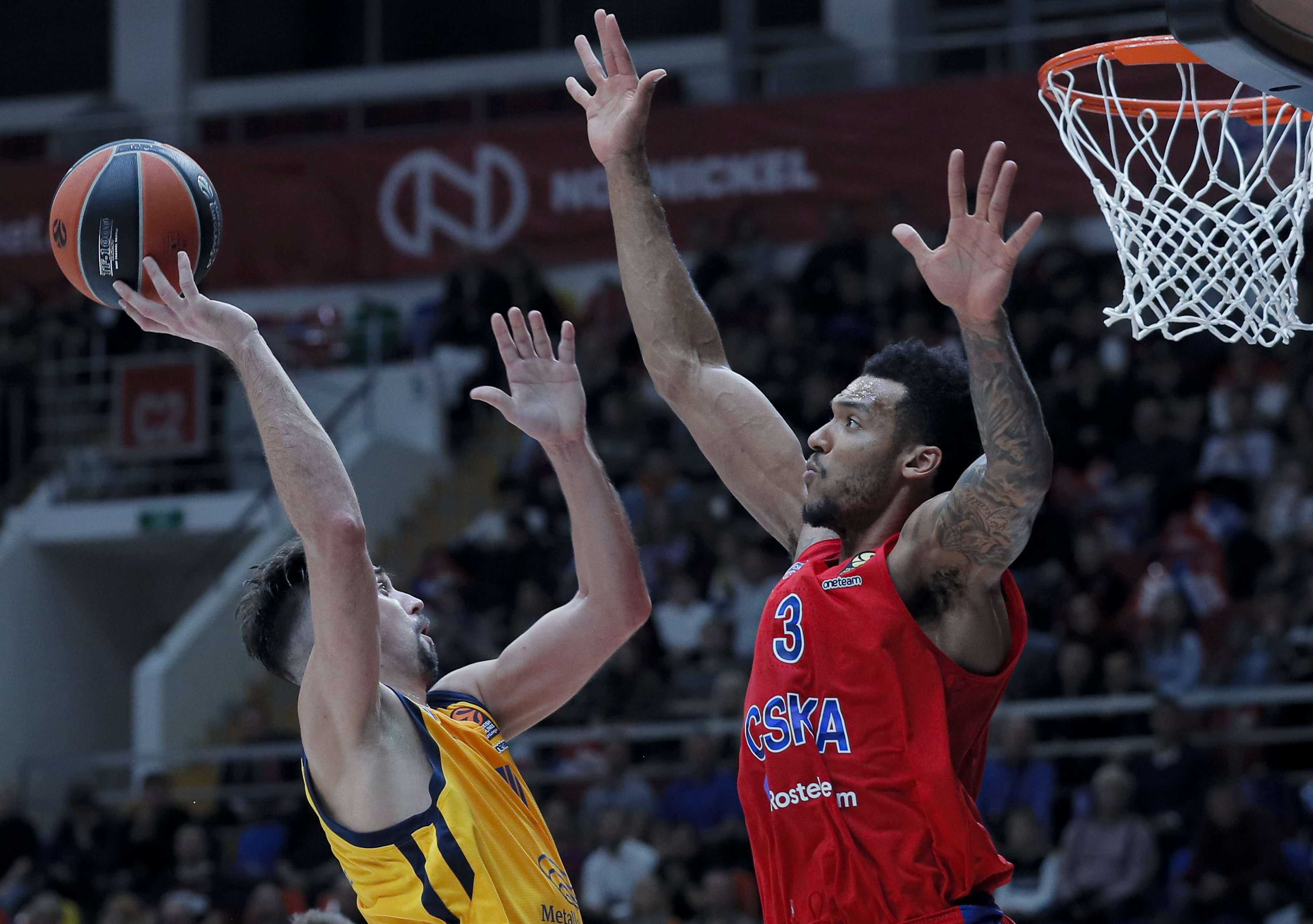 epa07928370 Joel Bolomboy (R) of CSKA Moscow in action against Alexey Shved (L) of Khimki Moscow Region during the Euroleague basketball match between CSKA Moscow and Khimki Moscow Region in  Moscow, Russia, 17 October 2019.  EPA-EFE/SERGEI ILNITSKY