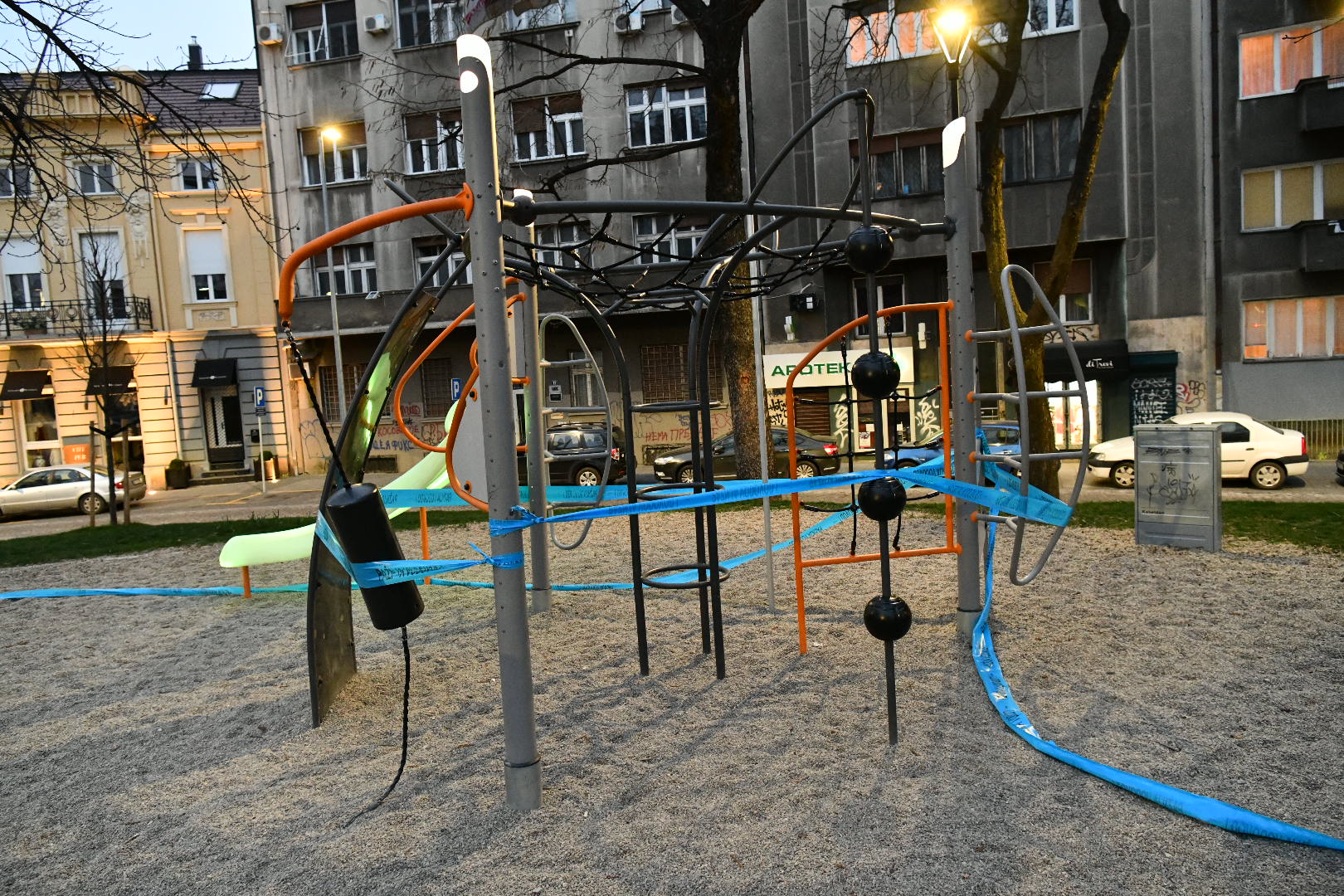 Beograd 22.03.2020. Beogradske ulice pred policijski čas uveden od 17 sati vanredno stanje sled pandemije koronavirusa prazan grad, prazne ulice, prazno prazan park Foto:Vladislav Mitić/Nova.rs