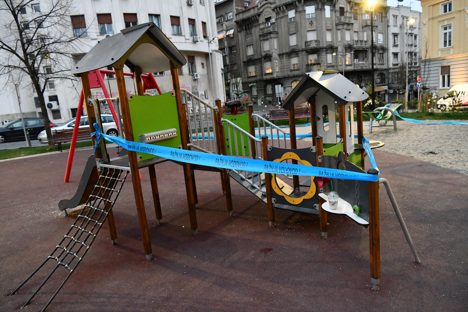 Beograd 22.03.2020. Beogradske ulice pred policijski čas uveden od 17 sati vanredno stanje sled pandemije koronavirusa prazan grad, prazne ulice, prazno prazan park Foto:Vladislav Mitić/Nova.rs