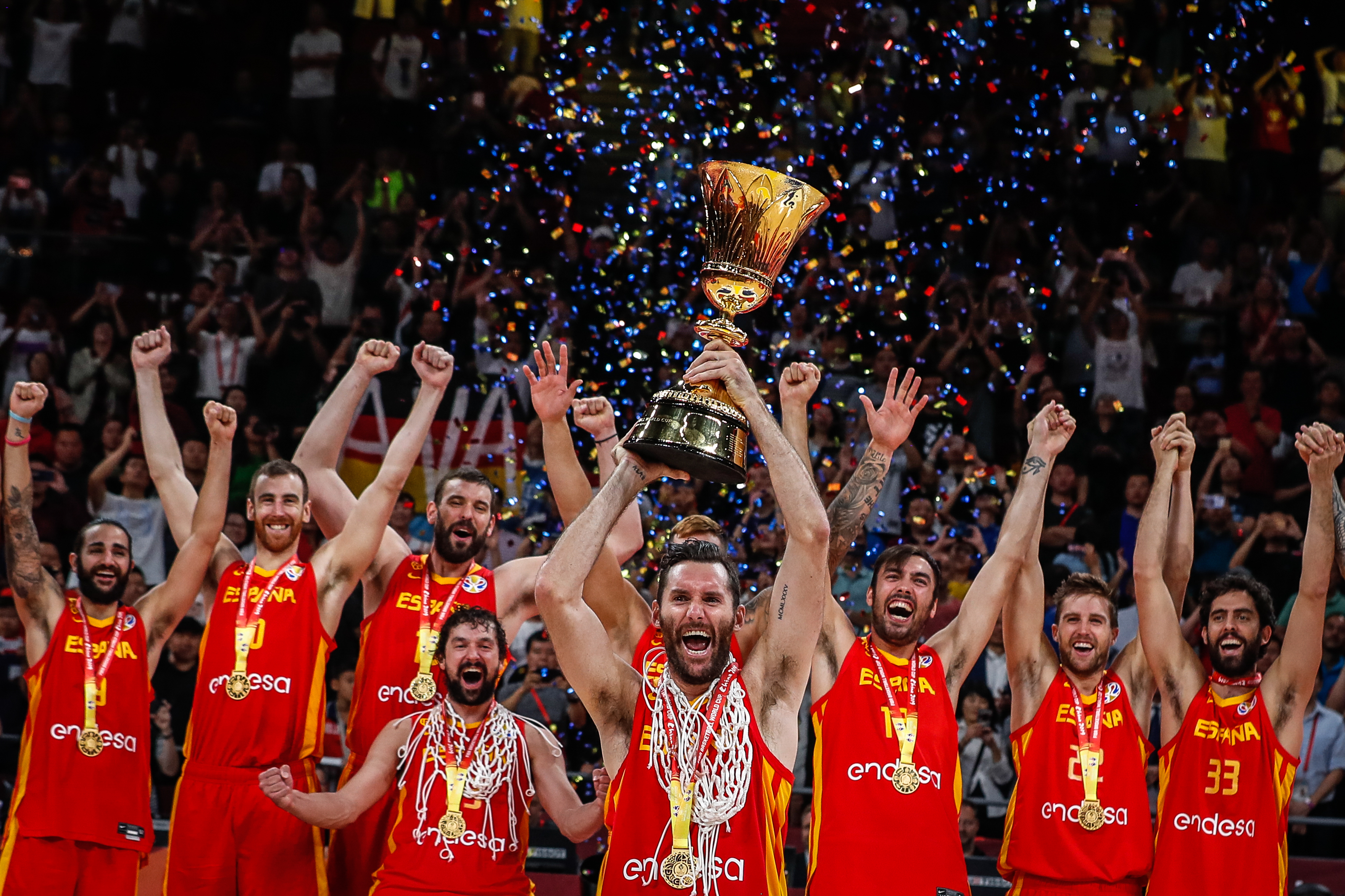 epaselect epa07844921 Players of Spain celebrate with the World Cup trophy following their win against Argentina in the FIBA Basketball World Cup 2019 final match in Beijing, China, 15 September 2019.  EPA-EFE/ROMAN PILIPEY