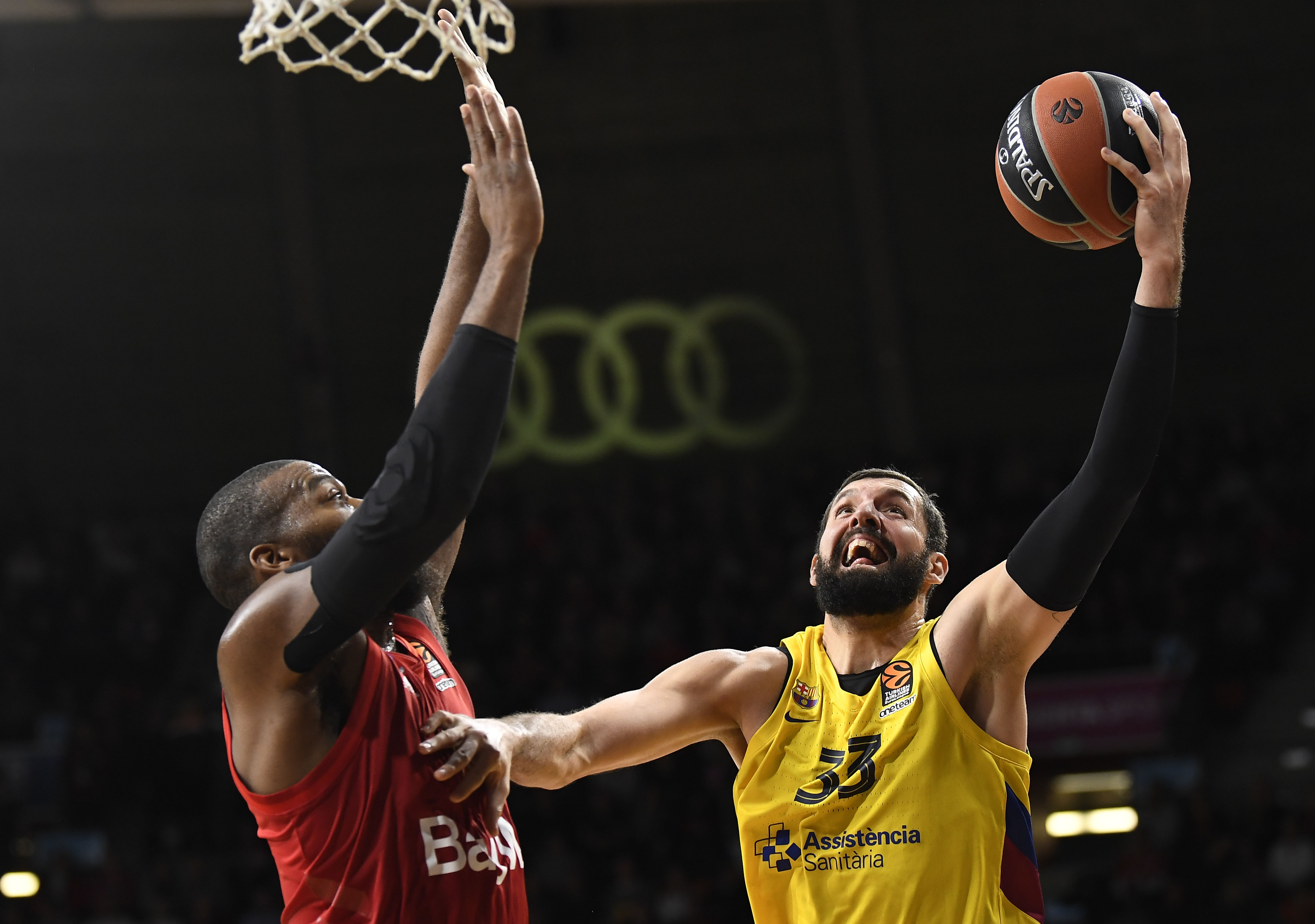 epa08084114 Munich's Greg Monroe (L) in action against Barcelona Lassa's Nikola Mirotic during the Euroleague basketball match between Bayern Munich and Barcelona Lassa in Munich, Germany, 20 December 2019.  EPA-EFE/LUKAS BARTH-TUTTAS
