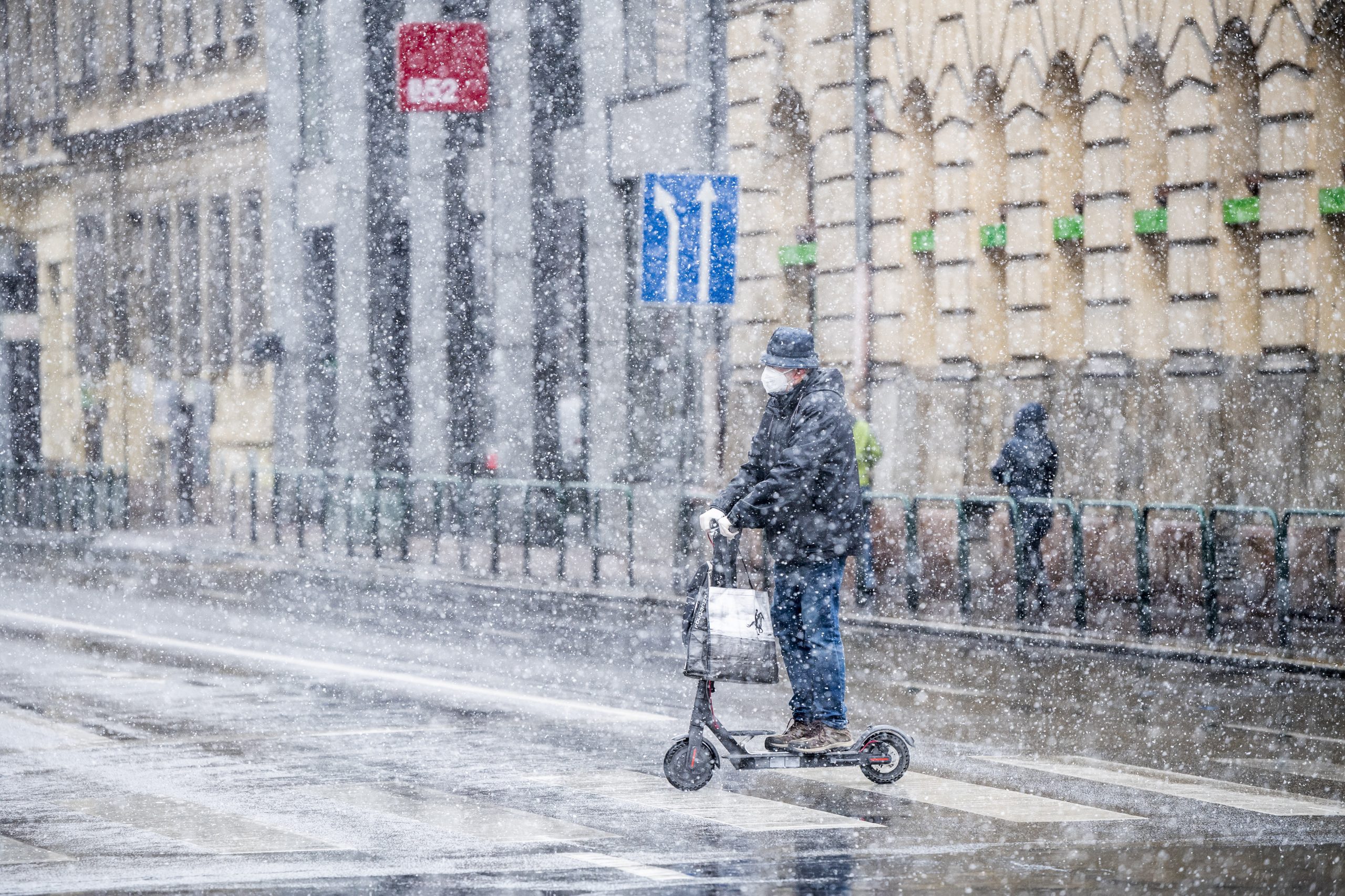 Budimpešta, sneg
Budimpešta, Mađarska, 23.03.2020.
A man rides an electric scooter as he wears a protective mask during a snowfall in Budapest, Hungary, March 23, 2020. (Marton Monus/MTI via AP)