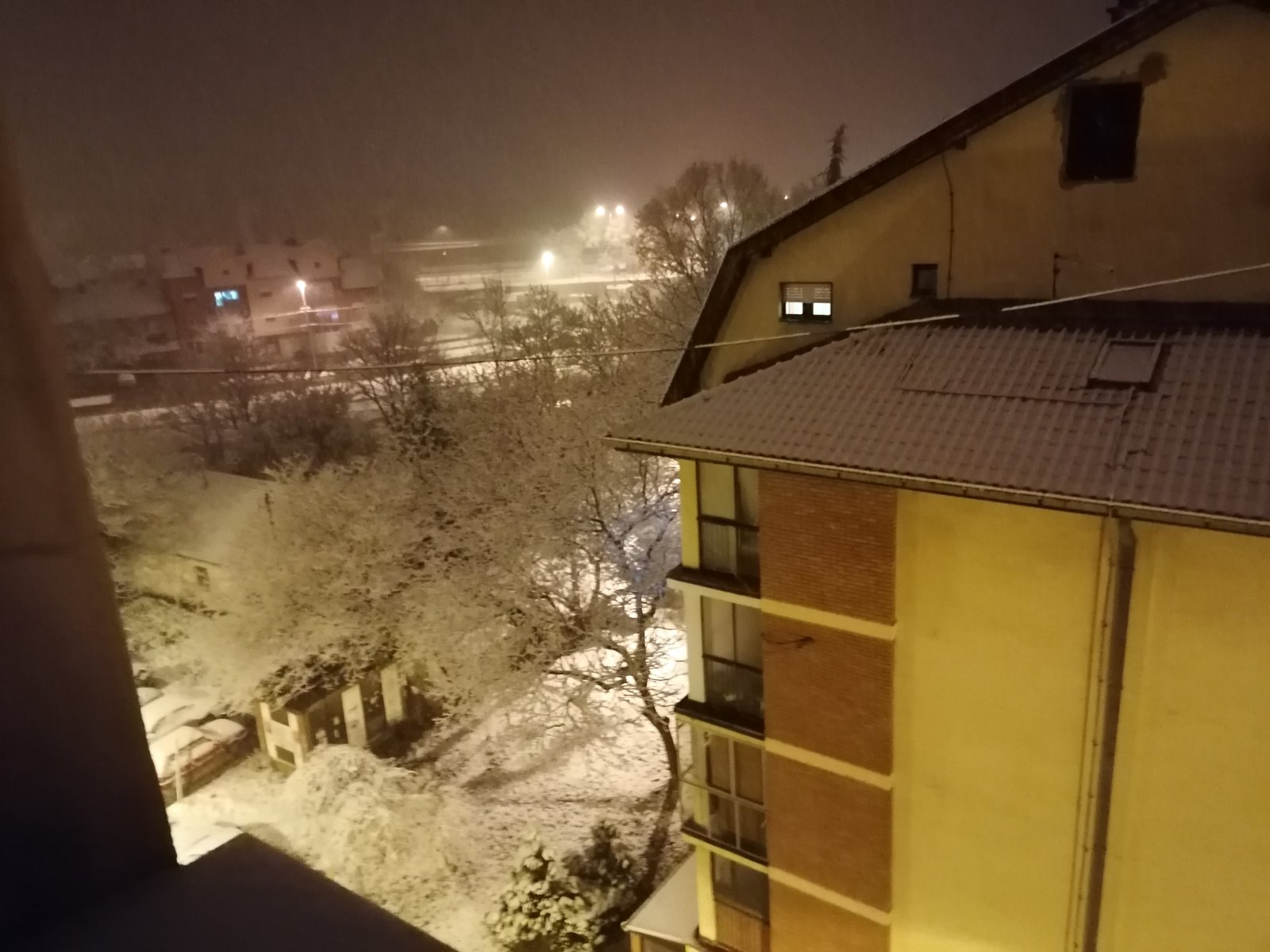 Pančevo, sneg
Pancevo, 23. marta 2020.- Tokom veceri pao je sneg.U Pancevu su ulice prazne jer je na snazi zabrana kretanja od 17h do 5h. FOTO TANJUG/ MIRIJANA MITROVIC/ nr, fotografija niske rezolucije
