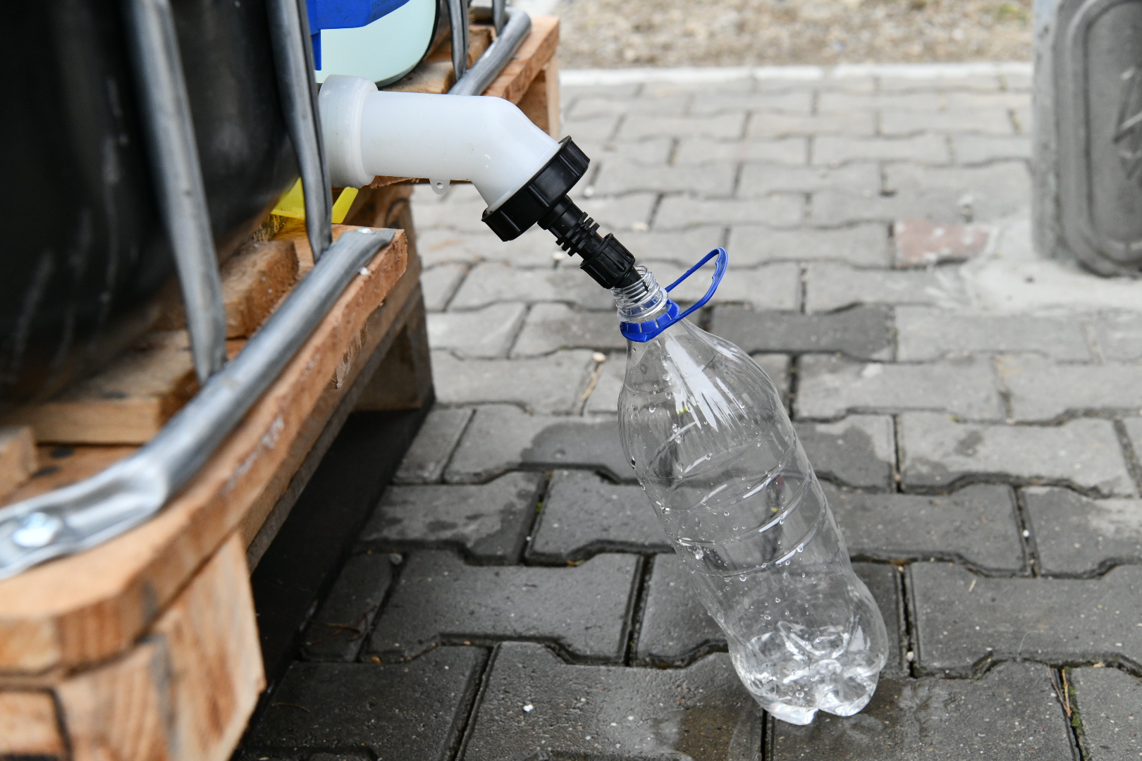 Šabac 26.03.2020 dezinfekciono sredstvo koje je opstina Sabac obezbedila svojim sugradjanima, dezinfekcija, tocenje, Foto: Vladislav Mitić/Nova.rs