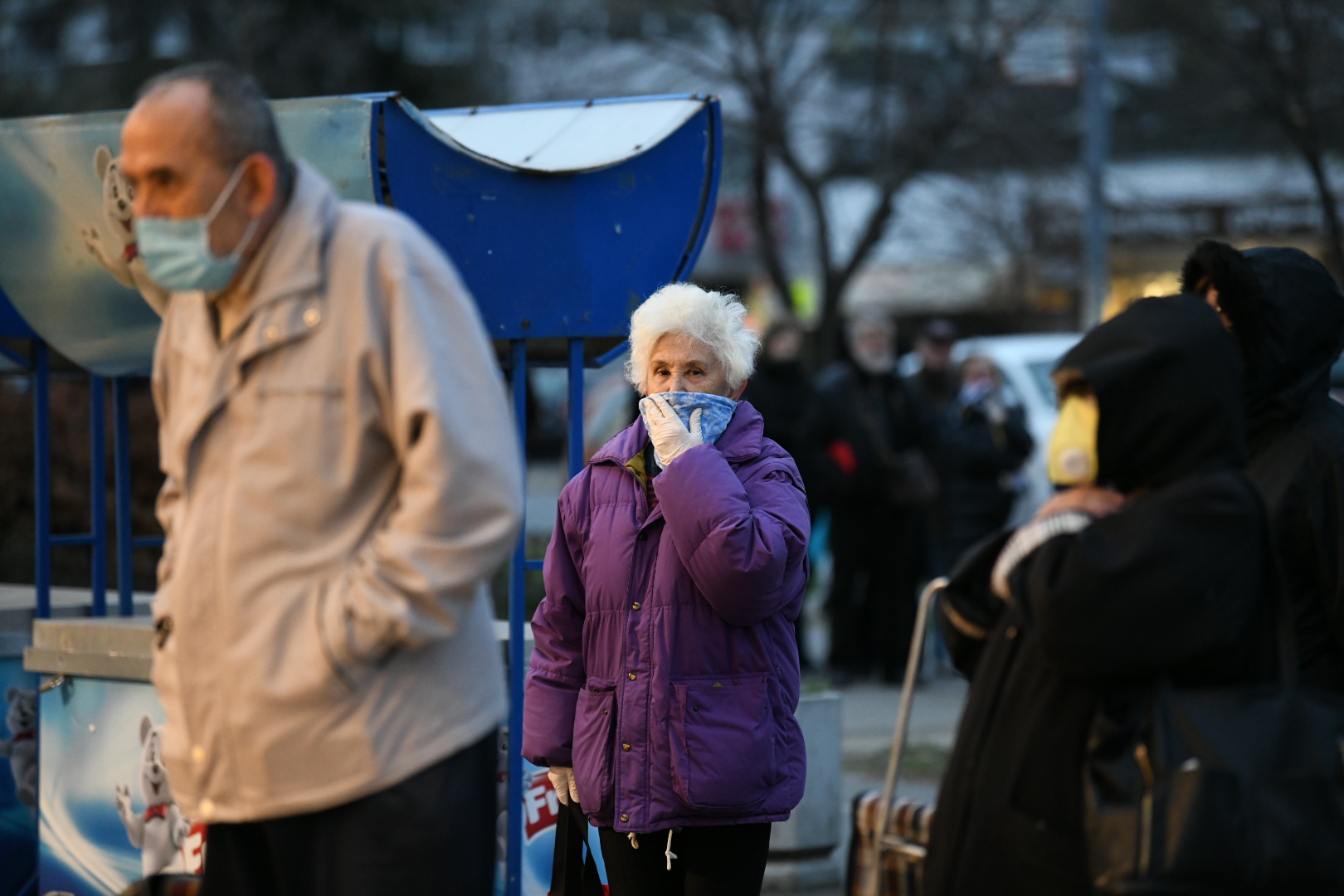 Beograd, 22.03.2020. Penzioneri, kupovina, nedelja, guzva, red, prodavnica, korona, koronavirus,