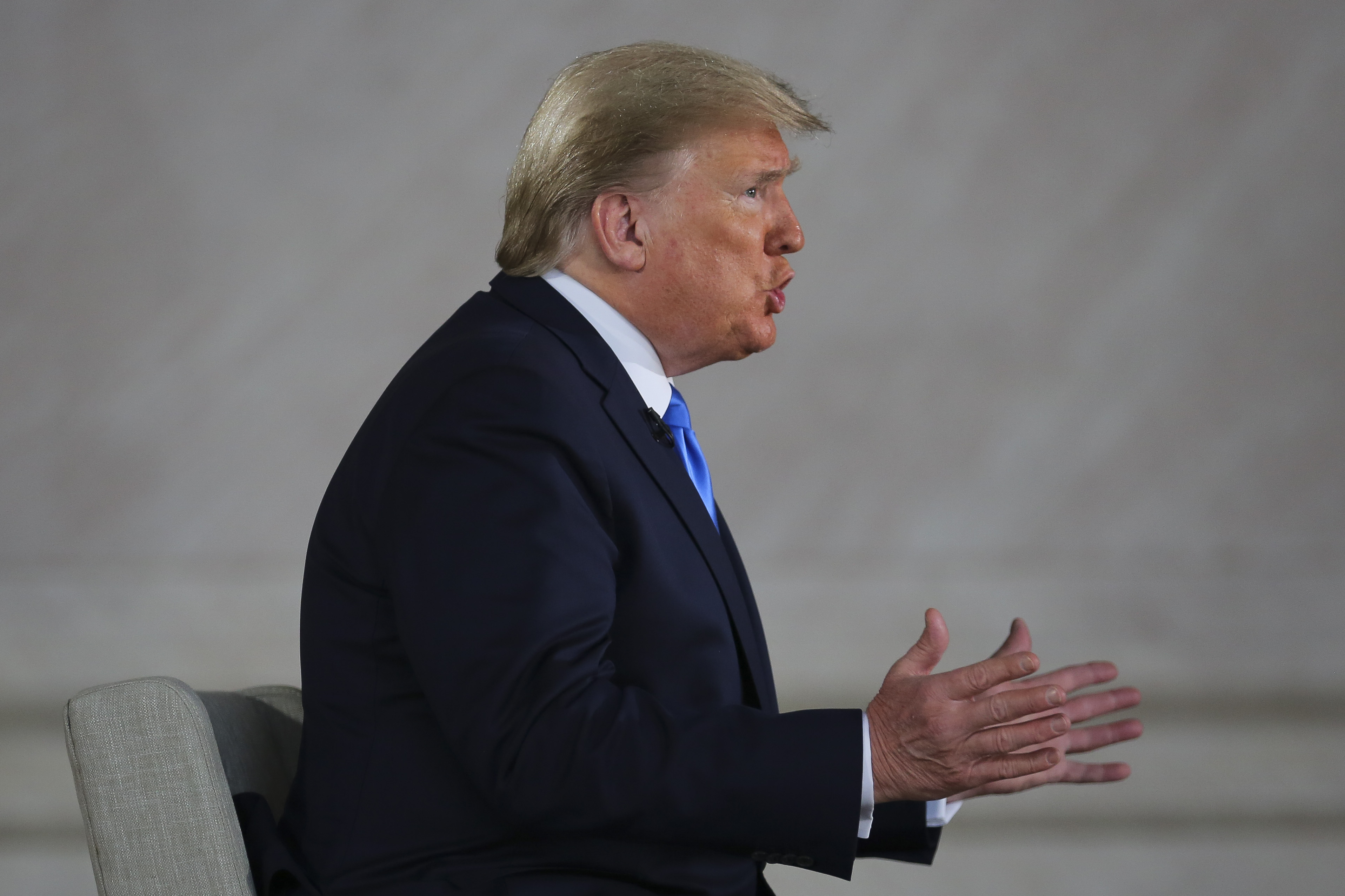 epa08399212 United States President Donald J. Trump (L) speaks during a virtual Town Hall at Lincoln Memorial in Washington, DC, USA, 03 May 2020.  EPA-EFE/Oliver Contreras / POOL
