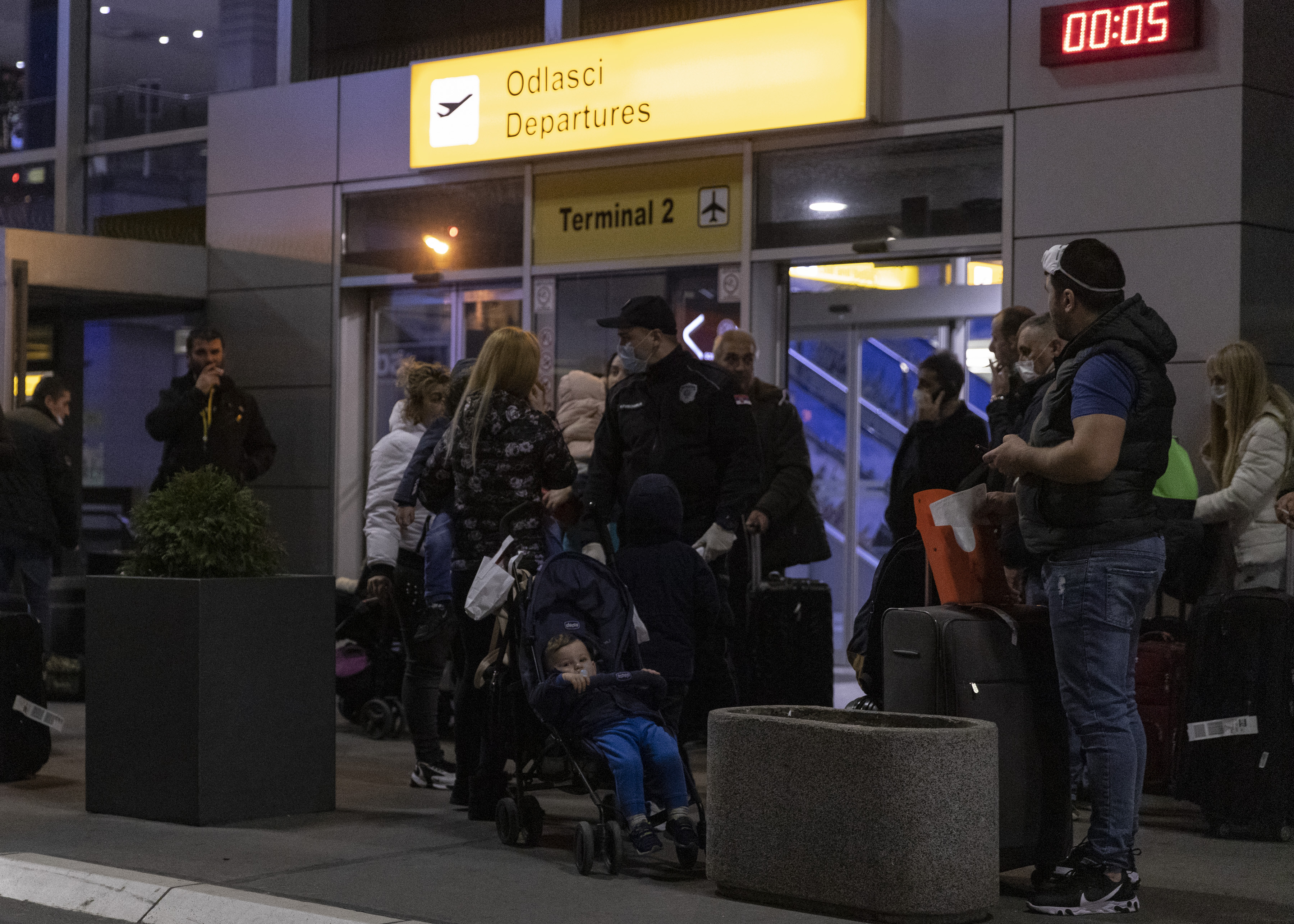 Beograd, 21. marta 2020.-Avion Er Srbije dovezao je veceras drzavljane Srbije koji su bili zarobljeni na aerodromima "Sarl de Gol"u Parizu i Sipol u Amsterdamu. FOTO TANJUG/ ANDRIJA VUKELIC/ nr