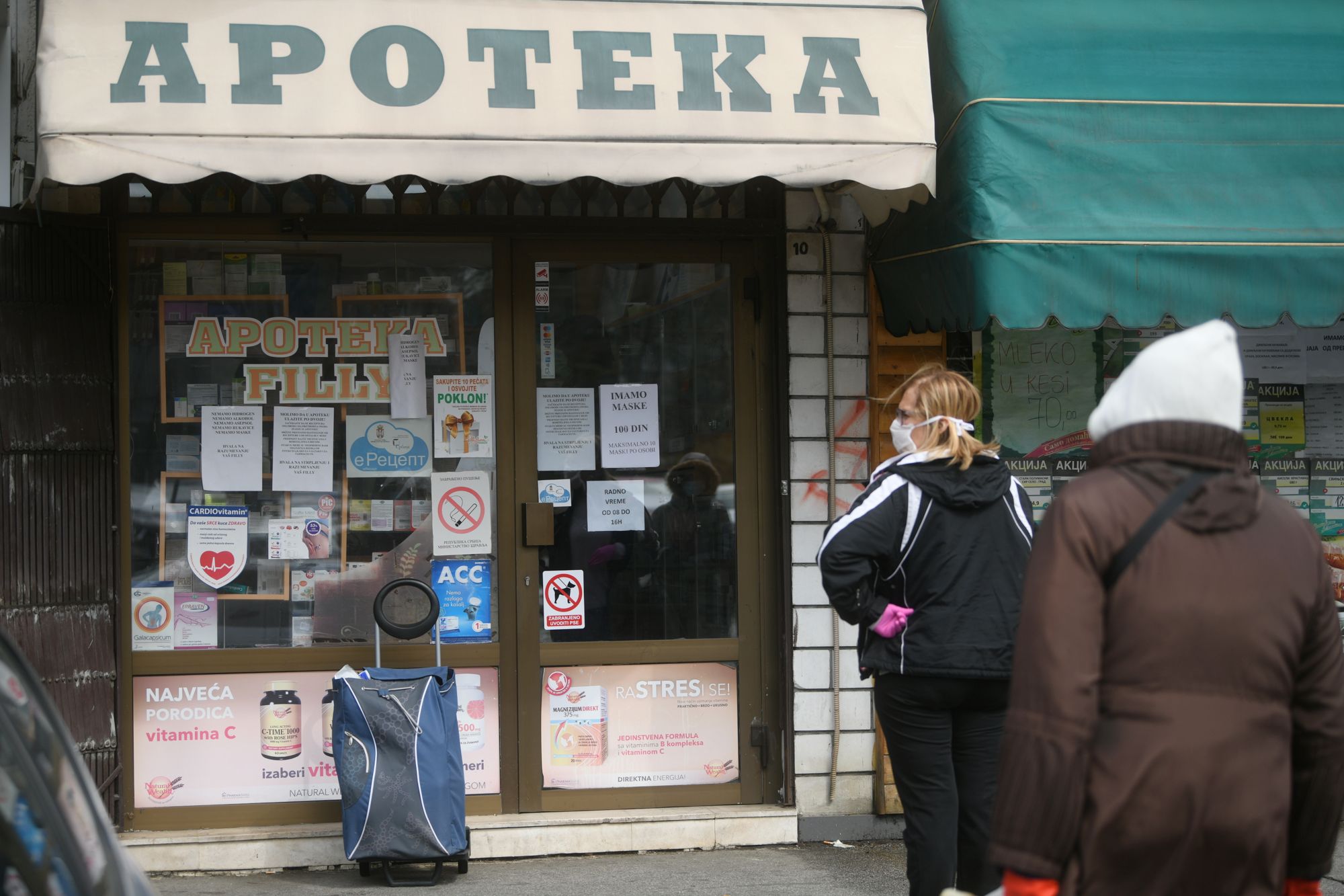 Beograd 25.03.2020. Apoteka, maske, zaštitne maske, red, prodaja, zaštitna maska Foto: Filip Kraničanić/Nova.rs