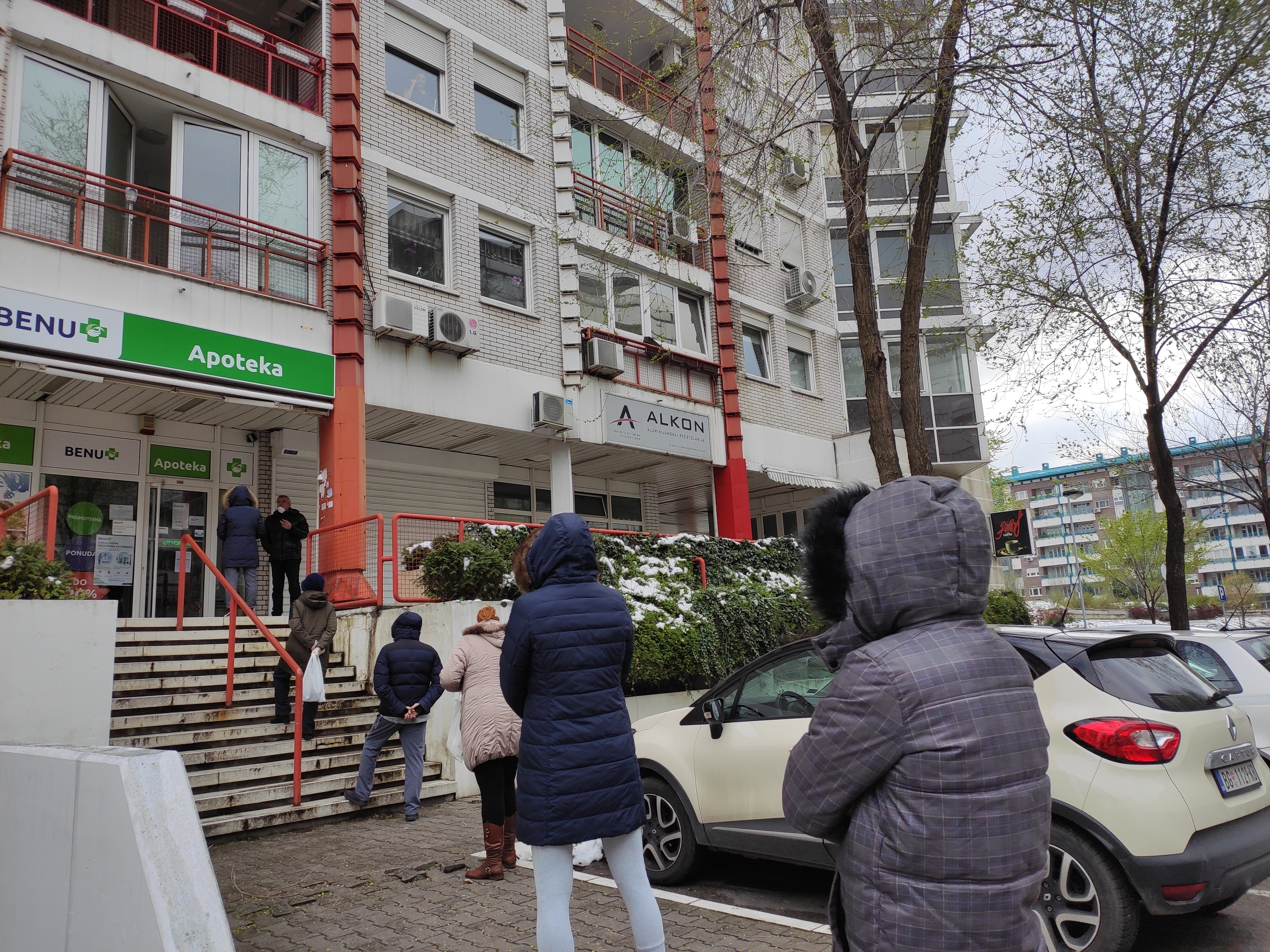 Beograd, 25.03.2020. Red ispred apoteke za kupovinu zaštitinih maski, Novi Beograd, Blok 29, foto Jelena Bulaić