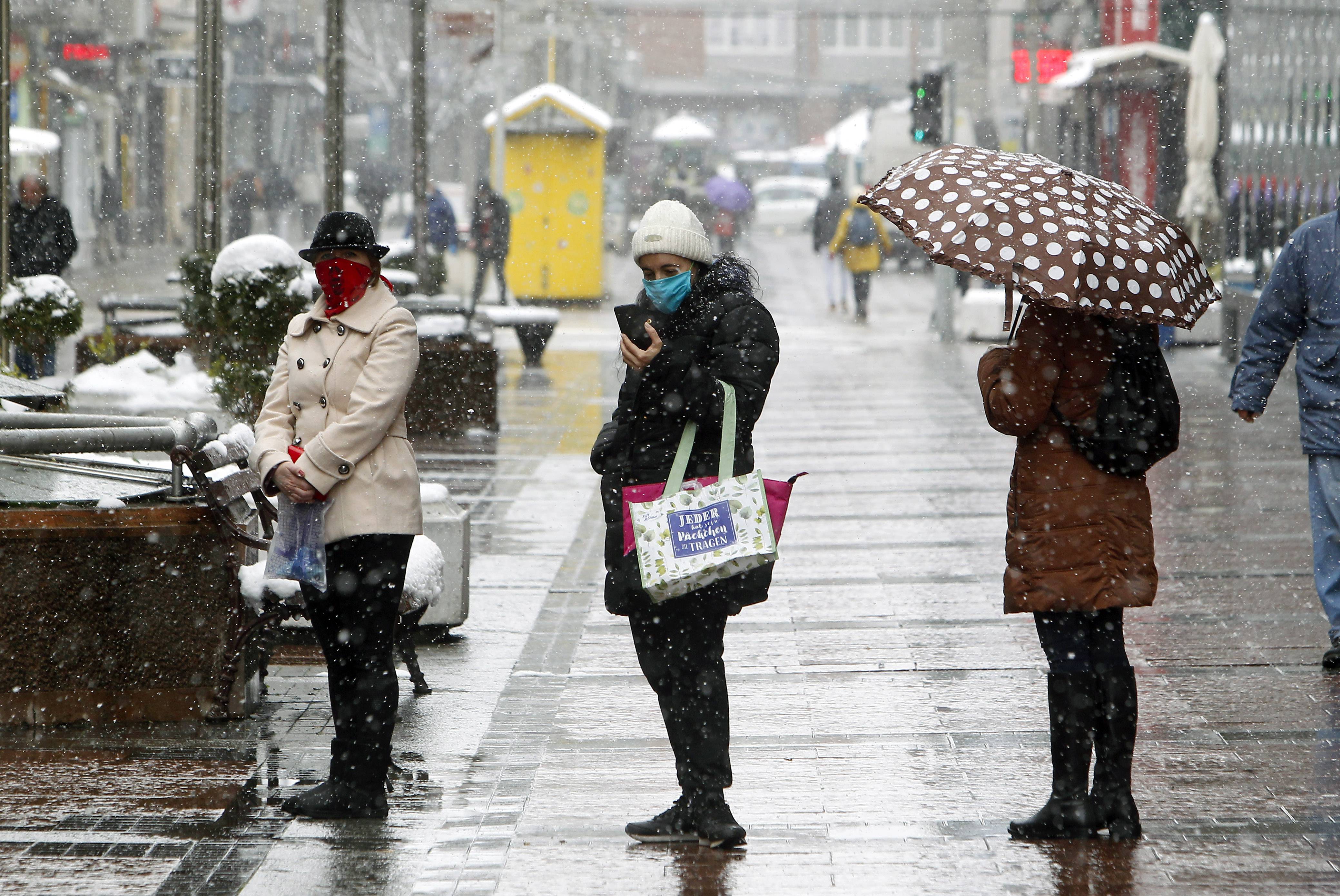 Niš, 24.03.2020. -Sneg je pao danas i u Nišu. Vojska, vojnici, maska, vanredno stanje, koronavirus  (BETAPHOTO/SASA DJORDJEVIC/MO)