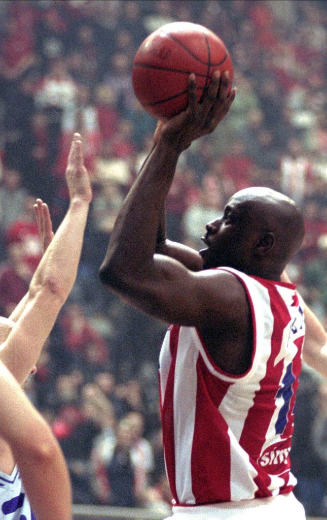 SPORT KOSARKA CRVENA ZVEZDA
Obina Ekezie
23.12..2002.
foto: Pedja Milosavljevic