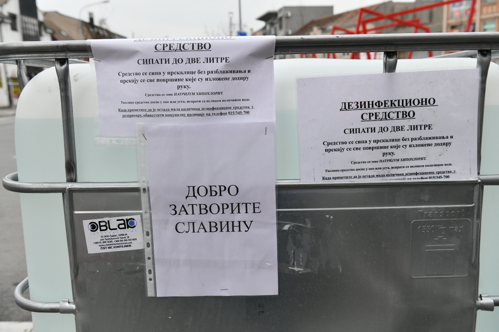 Šabac 26.03.2020 dezinfekciono sredstvo koje je opstina Sabac obezbedila svojim sugradjanima, dezinfekcija, tocenje, Foto: Vladislav Mitić/Nova.rs