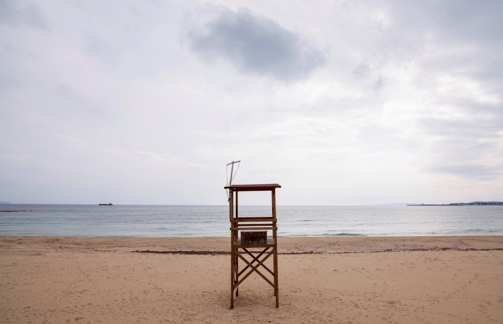 Plaža Španija epa08359665 The Can Pere beach remains empty in Palma de Mallorca, Balearic Islands, Spain, 12 April 2020. Spain is currently under lockdown due to the coronavirus pandemic.  EPA-EFE/Atienza