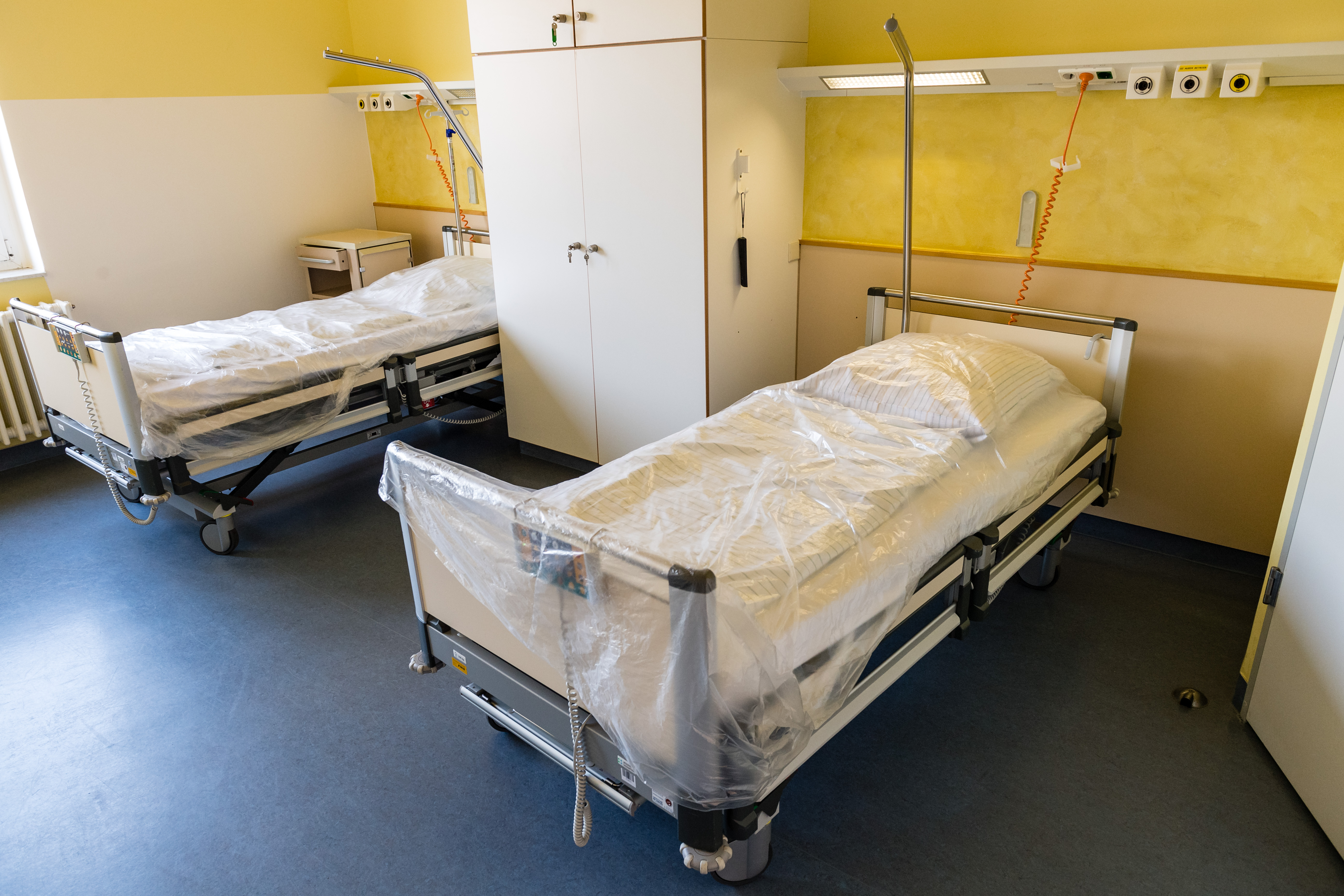 Temporary coronavirus clinic in Halle in Germany bolnica kreveti