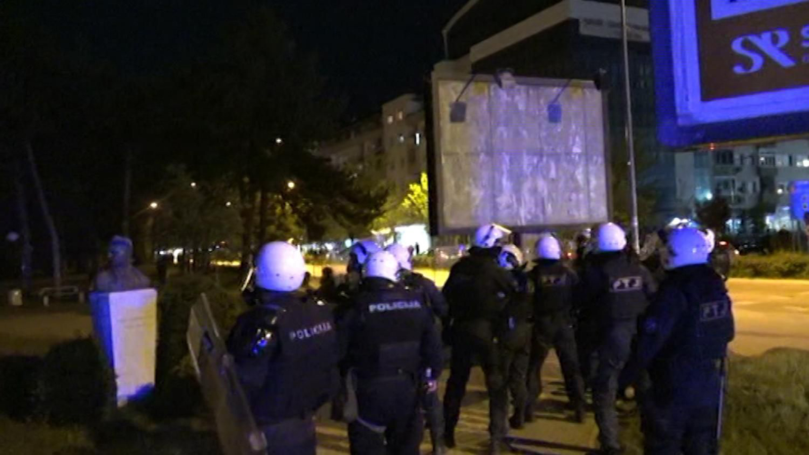 Mesto: Nikšić Crna Gora
Datum: 13.05.2020
Dogadjaj: DRUŠTVO/CRKVA - policija je razbila protest graðana u Nikšiću zbog hapšenja episkopa Joanikija i sveštenika 
Licnosti: