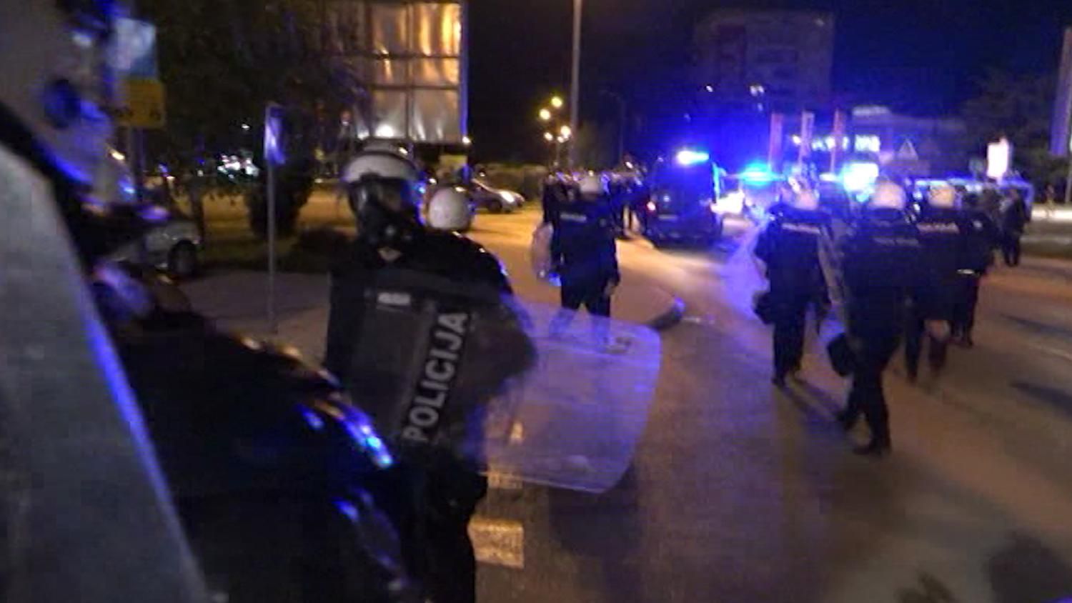 Crna Gora, policija
Mesto: Nikšić
Datum: 13.05.2020
Dogadjaj: DRUŠTVO/CRKVA - policija je razbila protest građana u Nikšiću zbog hapšenja episkopa Joanikija i sveštenika 
Licnosti: