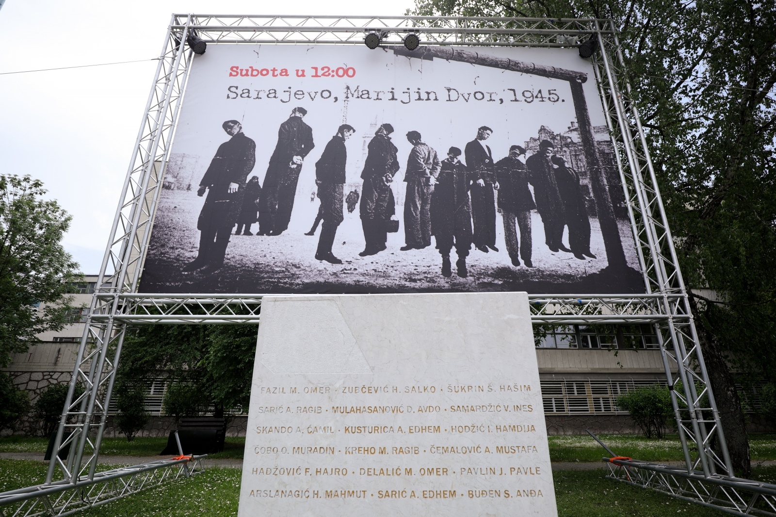 15.05.2020., Sarajevo, Bosna i Hercegovina - U blizini spomenika sarajevskim antifasistima koje su ubile ustase predvodjene Vjekoslavom Maksom Luburicem postavljen je plakat koji poziva gradjane na mirnu setnju. Photo: Armin Durgut/PIXSELL