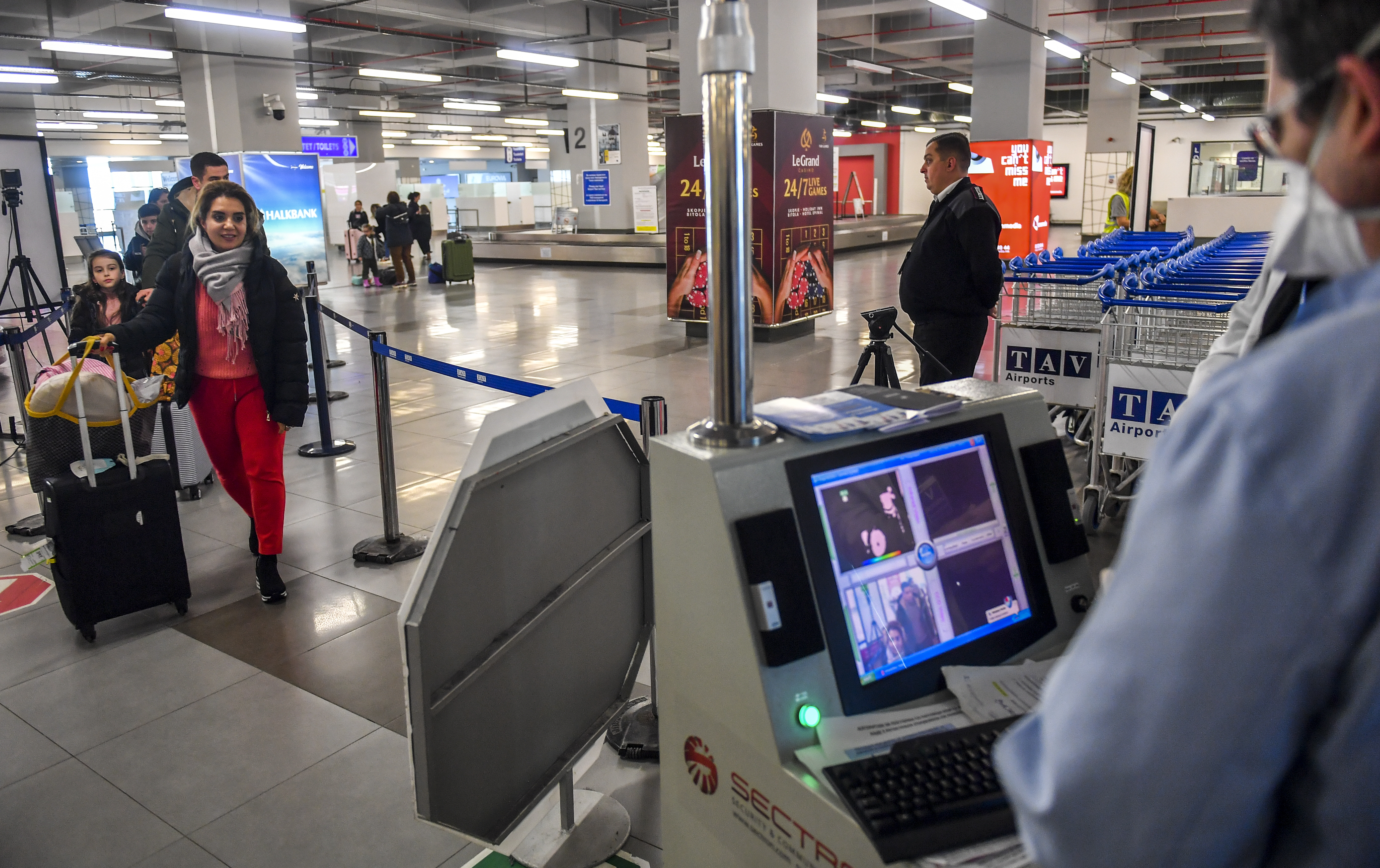 Skoplje, 25.02.2020. Aerodrom, kontrola putnika, koronavirus, korona virus, coronavirus, corona virus, Severna Makedonija,   Foto: EPA-EFE/GEORGI LICOVSKI