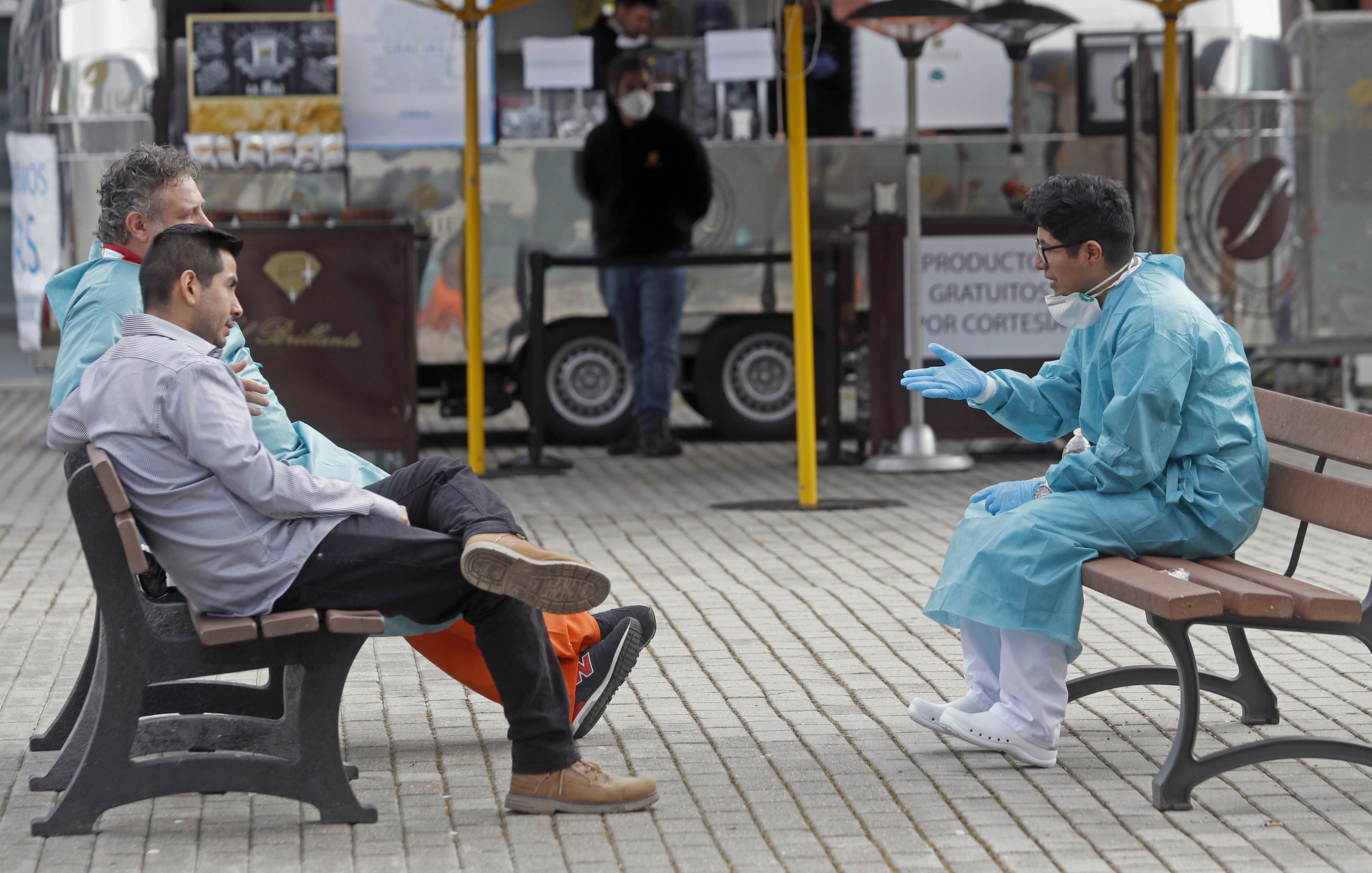 Madrid, Španija, 01.04.2020. Koronavirus, bolnica, doktor, lekar, zaštitna maska.
epa08336600 Health workers take a break at the temporary coronavirus hospital set at Ifema fair site in Madrid, Spain, 01 April 2020.  EPA-EFE/J.J.Guillen