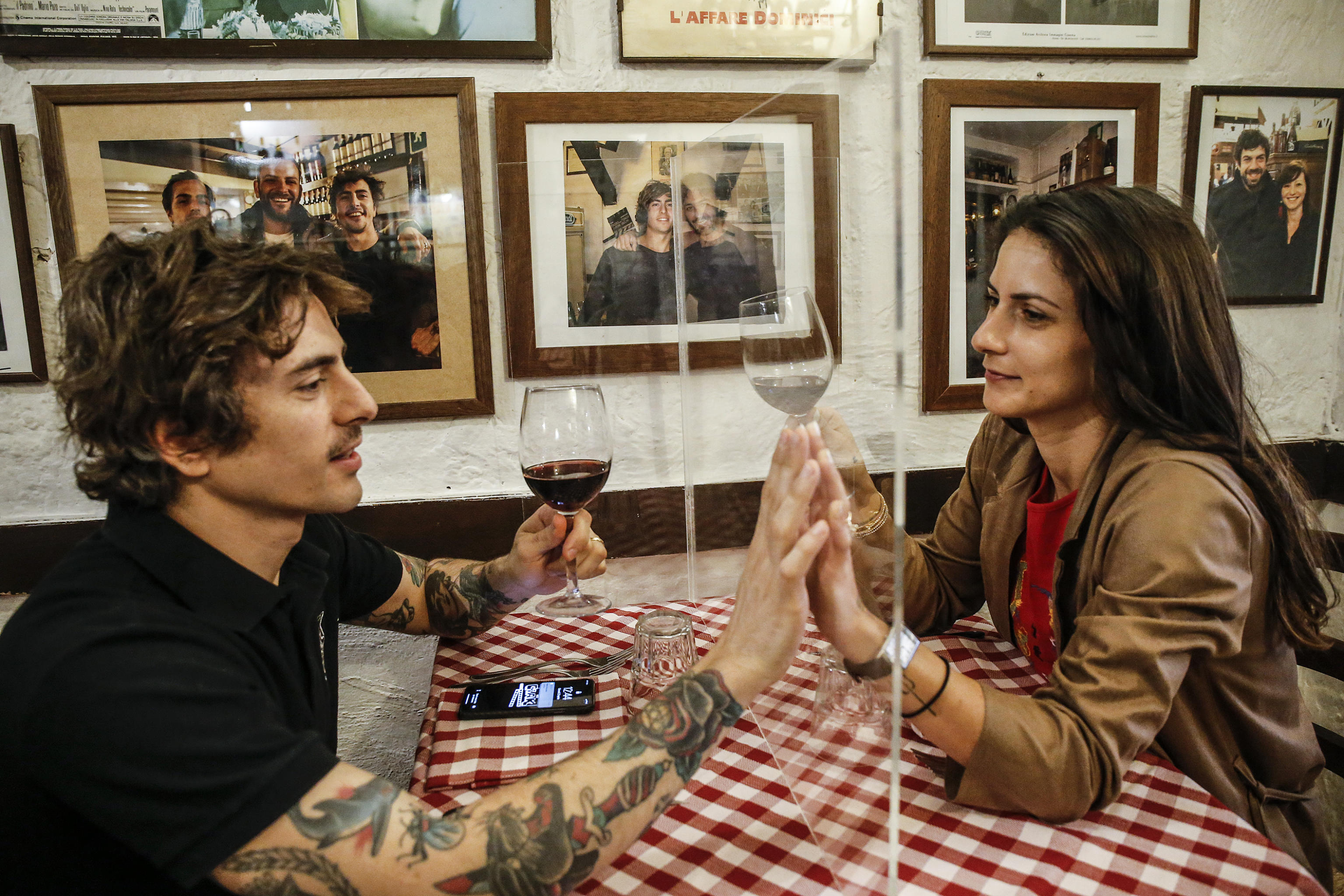 Pleksiglas, Coronavirus emergency - Restaurant plexiglass separator