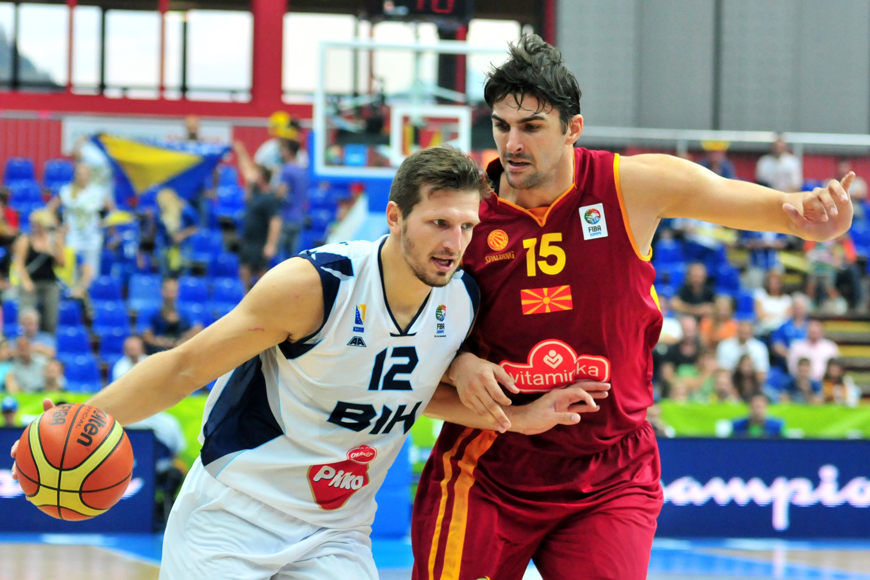 epa03857797 Mirza Teletovic (L) of Bosnia in action against Predrag Samardziski (R) of FYR Macedonia during the EuroBasket 2013 match between Bosnia and Herzegovina and FYR Macedonia at the Podmezakla Arena in Jesenice, Slovenia, 08 September 2013.